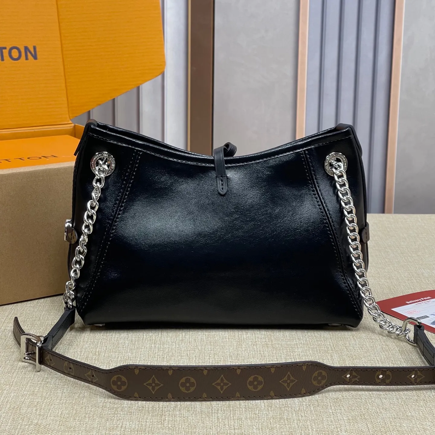 [Upgraded version] P520¥ New counter model·Upgraded version·High quality·With gift box🎁Packaging😘Model M12888 This CarryAll BB handbag is made of Monogram waxed leather and canvas, and is decorated with Monogram flowers on the dazzling chain, lighting up day and night occasions with a trendy look. A leather name tag complements the lace-up closure, and an interior zippered pocket provides easy access to your credit cards. 17 x 10 x 26 cm (height x width x length)