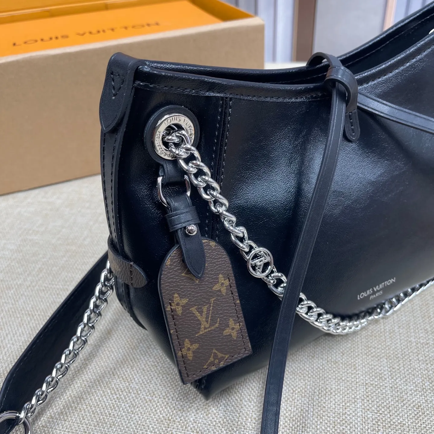 [Upgraded version] P520¥ New counter model·Upgraded version·High quality·With gift box🎁Packaging😘Model M12888 This CarryAll BB handbag is made of Monogram waxed leather and canvas, and is decorated with Monogram flowers on the dazzling chain, lighting up day and night occasions with a trendy look. A leather name tag complements the lace-up closure, and an interior zippered pocket provides easy access to your credit cards. 17 x 10 x 26 cm (height x width x length)