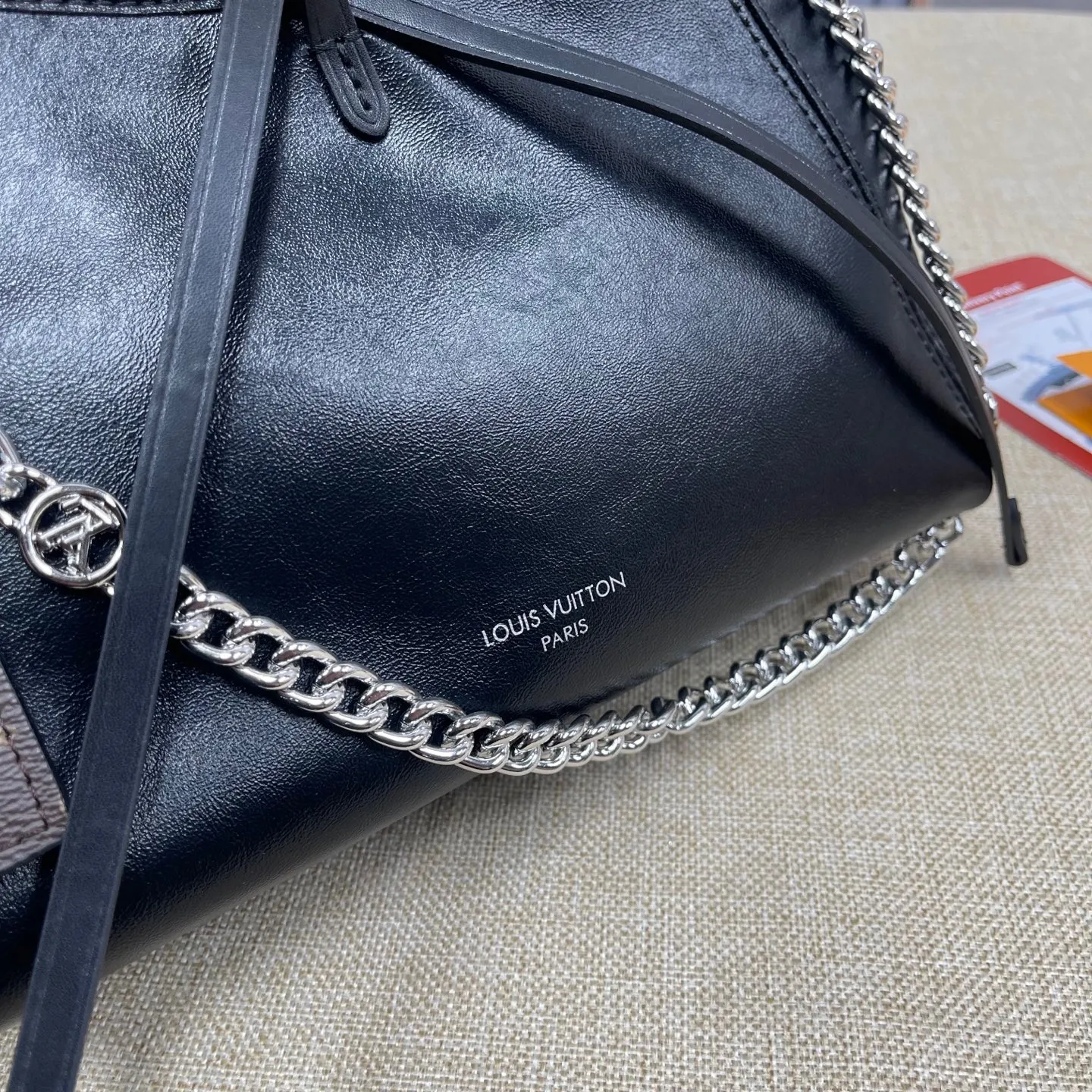 [Upgraded version] P520¥ New counter model·Upgraded version·High quality·With gift box🎁Packaging😘Model M12888 This CarryAll BB handbag is made of Monogram waxed leather and canvas, and is decorated with Monogram flowers on the dazzling chain, lighting up day and night occasions with a trendy look. A leather name tag complements the lace-up closure, and an interior zippered pocket provides easy access to your credit cards. 17 x 10 x 26 cm (height x width x length)