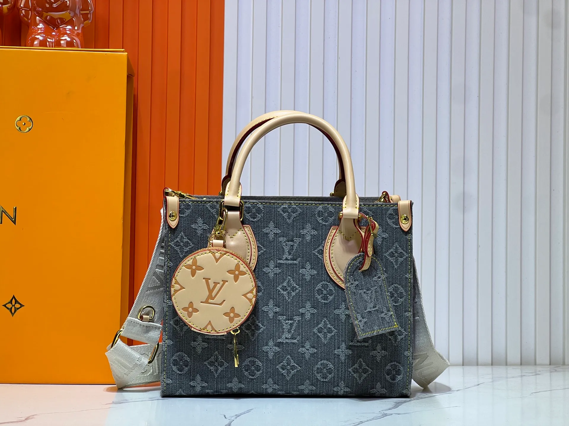 Batch 300💰Upgraded original M46373 This denim denim OnTheGo small handbag is combined with Monogram and Monogram Reverse canvas, and the Monogram Giant pattern is embellished on it. The Toron handle and the jacquard textured shoulder strap decorated with the brand's logo create a visual contrast, and the detachable coin bag is suitable for storing change or small items. It combines fashionable charm with various functions, making it a good daily companion. 25.0 x 19.0 x 11.5 cm (length x height x width)