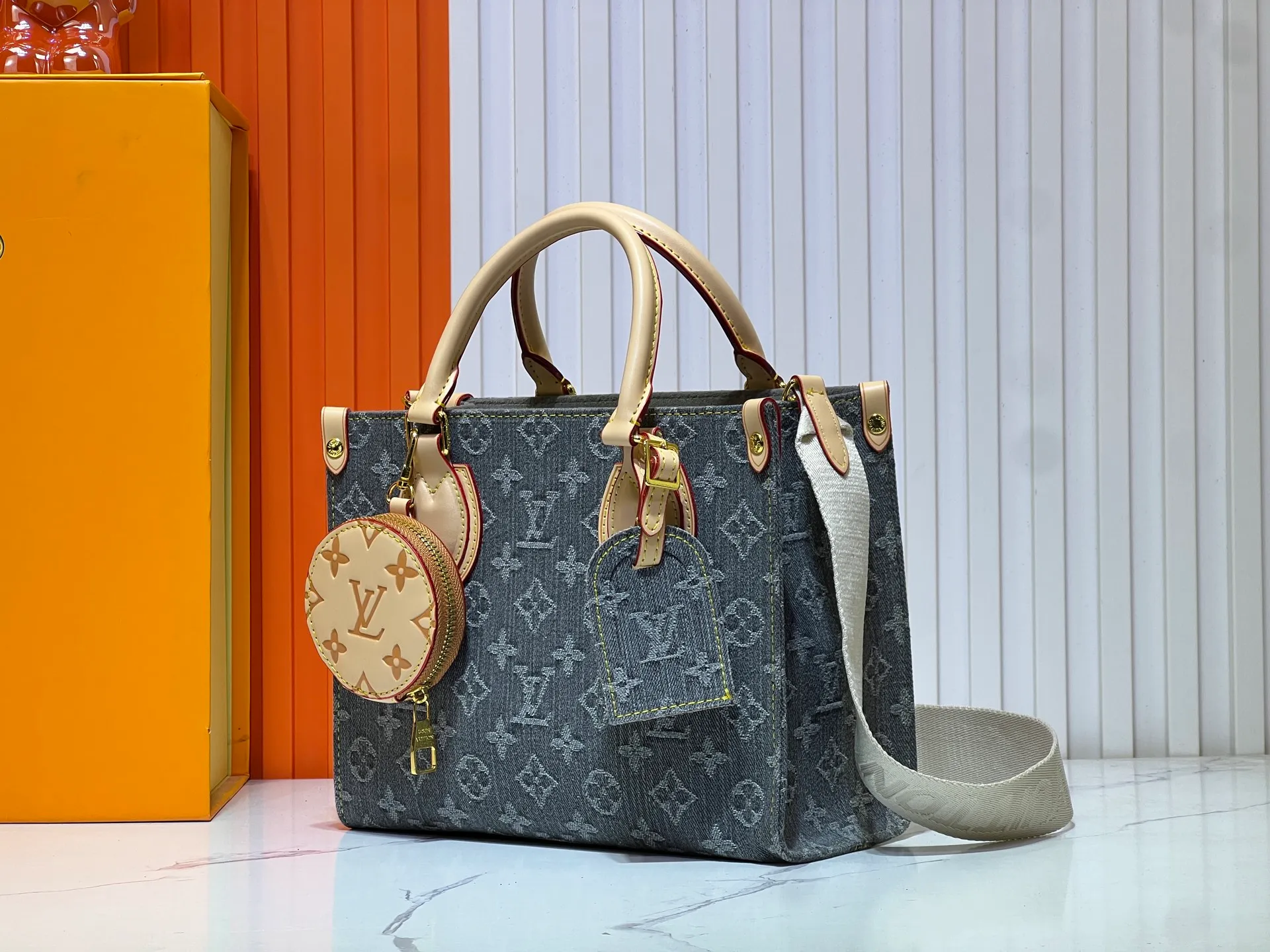 Batch 300💰Upgraded original M46373 This denim denim OnTheGo small handbag is combined with Monogram and Monogram Reverse canvas, and the Monogram Giant pattern is embellished on it. The Toron handle and the jacquard textured shoulder strap decorated with the brand's logo create a visual contrast, and the detachable coin bag is suitable for storing change or small items. It combines fashionable charm with various functions, making it a good daily companion. 25.0 x 19.0 x 11.5 cm (length x height x width)