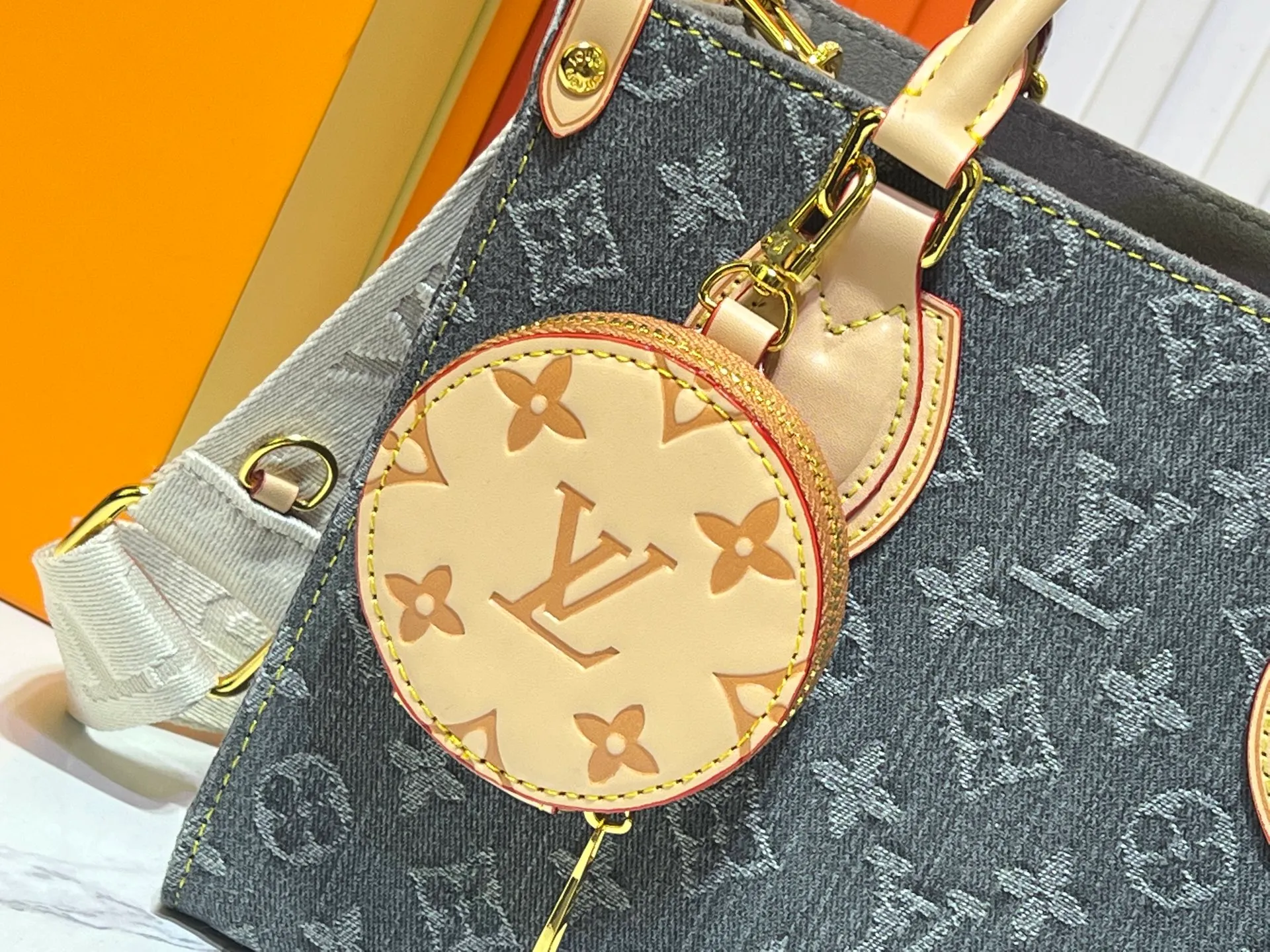 Batch 300💰Upgraded original M46373 This denim denim OnTheGo small handbag is combined with Monogram and Monogram Reverse canvas, and the Monogram Giant pattern is embellished on it. The Toron handle and the jacquard textured shoulder strap decorated with the brand's logo create a visual contrast, and the detachable coin bag is suitable for storing change or small items. It combines fashionable charm with various functions, making it a good daily companion. 25.0 x 19.0 x 11.5 cm (length x height x width)