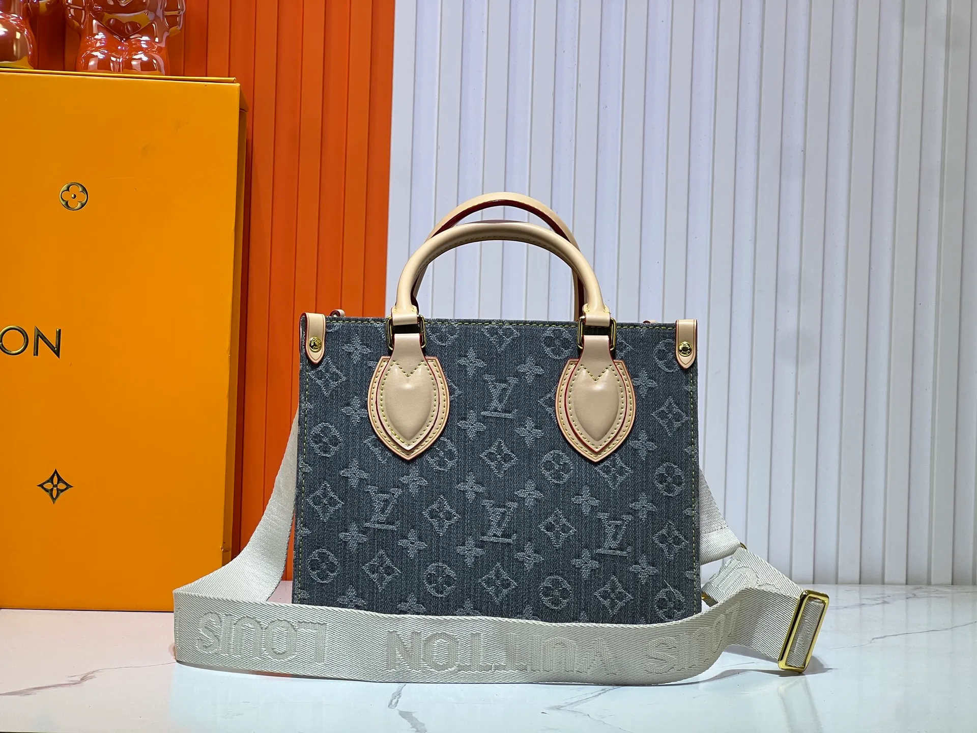 Batch 300💰Upgraded original M46373 This denim denim OnTheGo small handbag is combined with Monogram and Monogram Reverse canvas, and the Monogram Giant pattern is embellished on it. The Toron handle and the jacquard textured shoulder strap decorated with the brand's logo create a visual contrast, and the detachable coin bag is suitable for storing change or small items. It combines fashionable charm with various functions, making it a good daily companion. 25.0 x 19.0 x 11.5 cm (length x height x width)