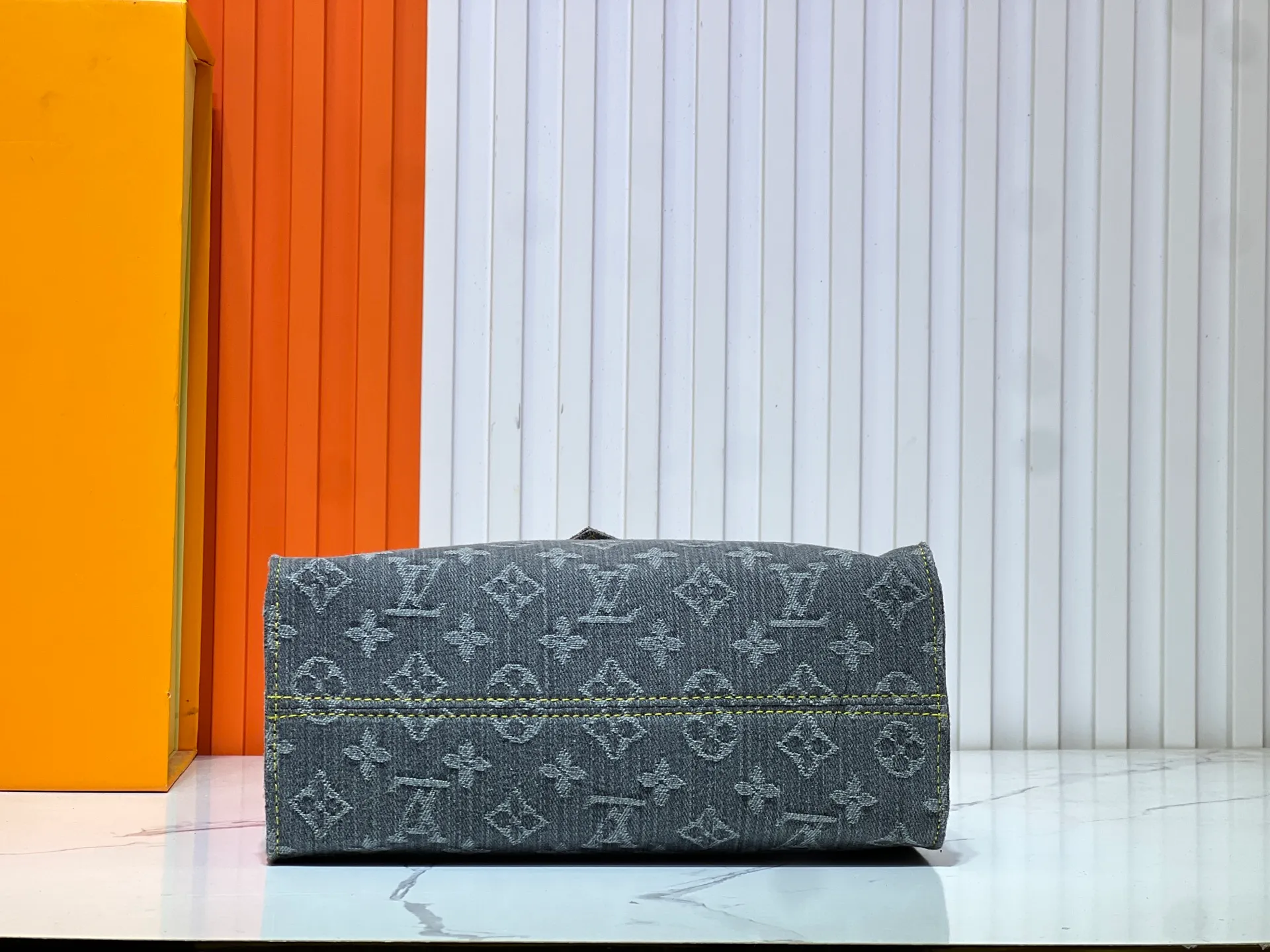 Batch 300💰Upgraded original M46373 This denim denim OnTheGo small handbag is combined with Monogram and Monogram Reverse canvas, and the Monogram Giant pattern is embellished on it. The Toron handle and the jacquard textured shoulder strap decorated with the brand's logo create a visual contrast, and the detachable coin bag is suitable for storing change or small items. It combines fashionable charm with various functions, making it a good daily companion. 25.0 x 19.0 x 11.5 cm (length x height x width)