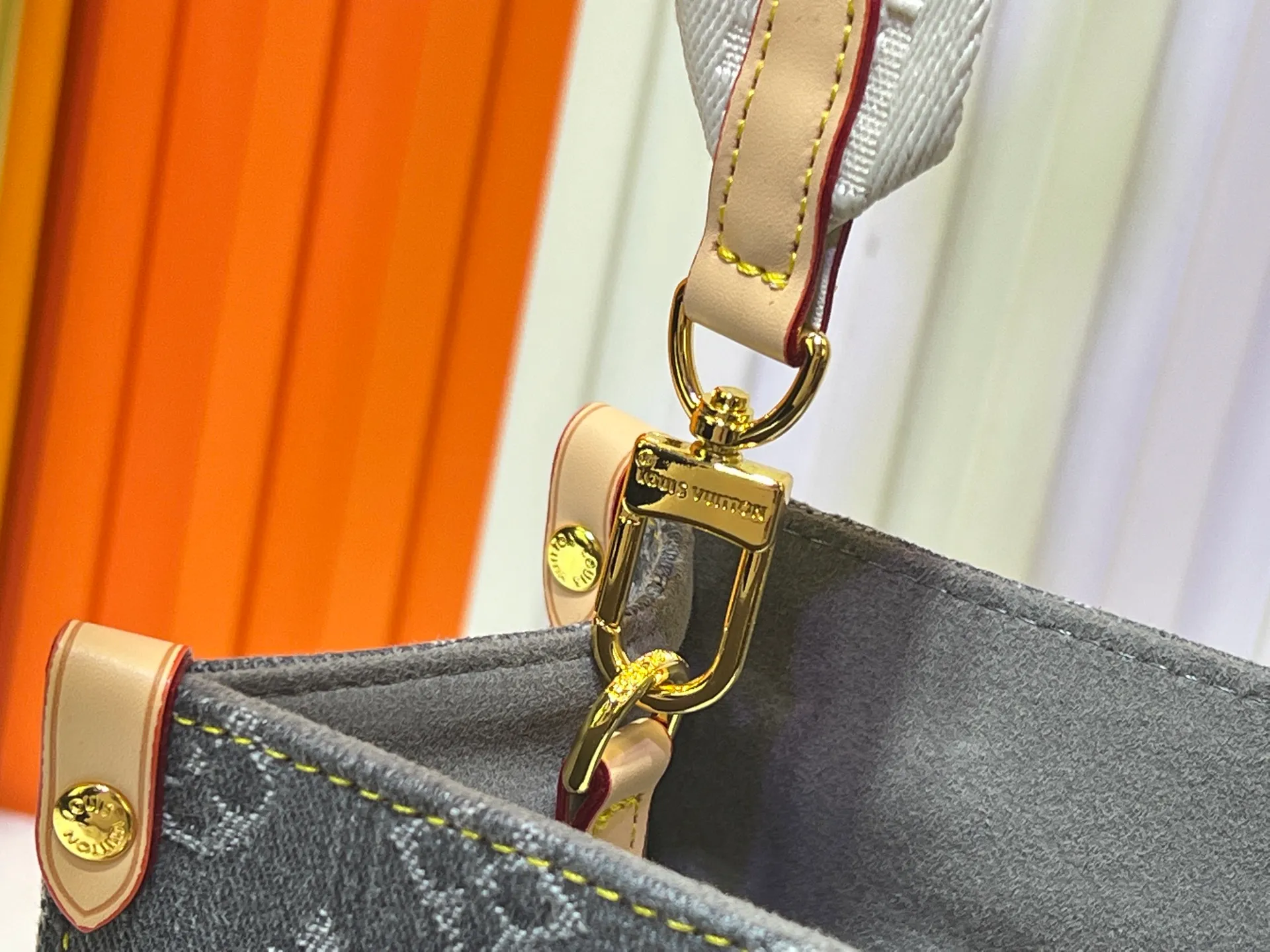 Batch 300💰Upgraded original M46373 This denim denim OnTheGo small handbag is combined with Monogram and Monogram Reverse canvas, and the Monogram Giant pattern is embellished on it. The Toron handle and the jacquard textured shoulder strap decorated with the brand's logo create a visual contrast, and the detachable coin bag is suitable for storing change or small items. It combines fashionable charm with various functions, making it a good daily companion. 25.0 x 19.0 x 11.5 cm (length x height x width)