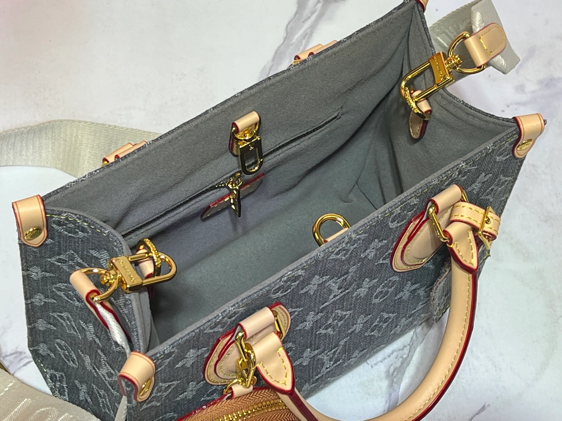 Batch 300💰Upgraded original M46373 This denim denim OnTheGo small handbag is combined with Monogram and Monogram Reverse canvas, and the Monogram Giant pattern is embellished on it. The Toron handle and the jacquard textured shoulder strap decorated with the brand's logo create a visual contrast, and the detachable coin bag is suitable for storing change or small items. It combines fashionable charm with various functions, making it a good daily companion. 25.0 x 19.0 x 11.5 cm (length x height x width)