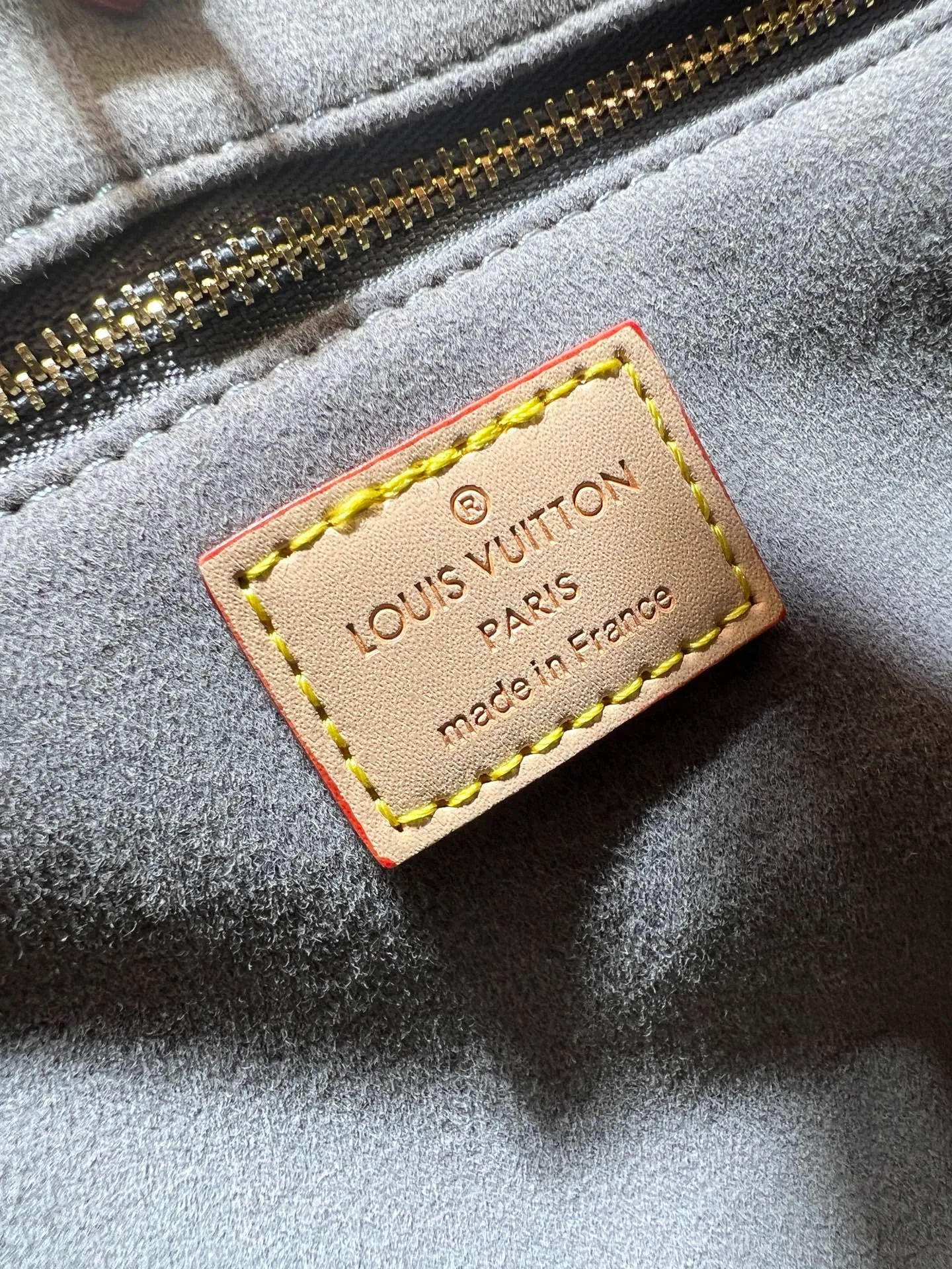 Batch 300💰Upgraded original M46373 This denim denim OnTheGo small handbag is combined with Monogram and Monogram Reverse canvas, and the Monogram Giant pattern is embellished on it. The Toron handle and the jacquard textured shoulder strap decorated with the brand's logo create a visual contrast, and the detachable coin bag is suitable for storing change or small items. It combines fashionable charm with various functions, making it a good daily companion. 25.0 x 19.0 x 11.5 cm (length x height x width)