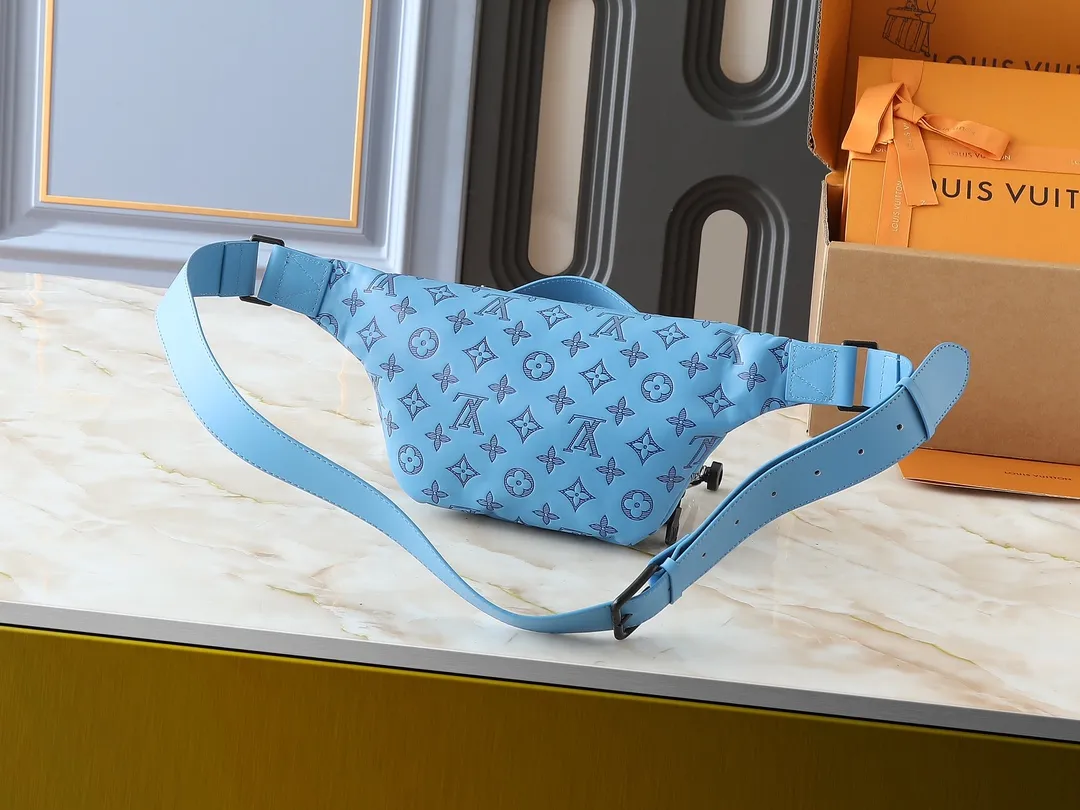 💰240💰Upgraded from the original M14782 M43644 full leather embossed chest bag and waist bag Rush waist bag This Rush waist bag is made of Monogram Shadow embossed cow leather with a matte texture, and uses handsome tones to demonstrate dynamic charm. Use the adjustable shoulder strap to switch between waist, shoulder and cross-body wear. Dimensions: 30.0 x 15.0 x 8.0 cm (length x height x width)
