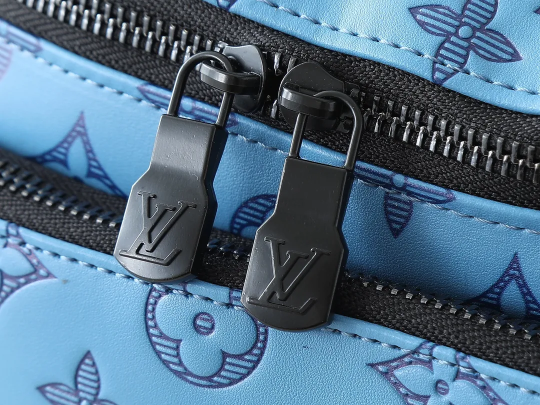 💰240💰Upgraded from the original M14782 M43644 full leather embossed chest bag and waist bag Rush waist bag This Rush waist bag is made of Monogram Shadow embossed cow leather with a matte texture, and uses handsome tones to demonstrate dynamic charm. Use the adjustable shoulder strap to switch between waist, shoulder and cross-body wear. Dimensions: 30.0 x 15.0 x 8.0 cm (length x height x width)