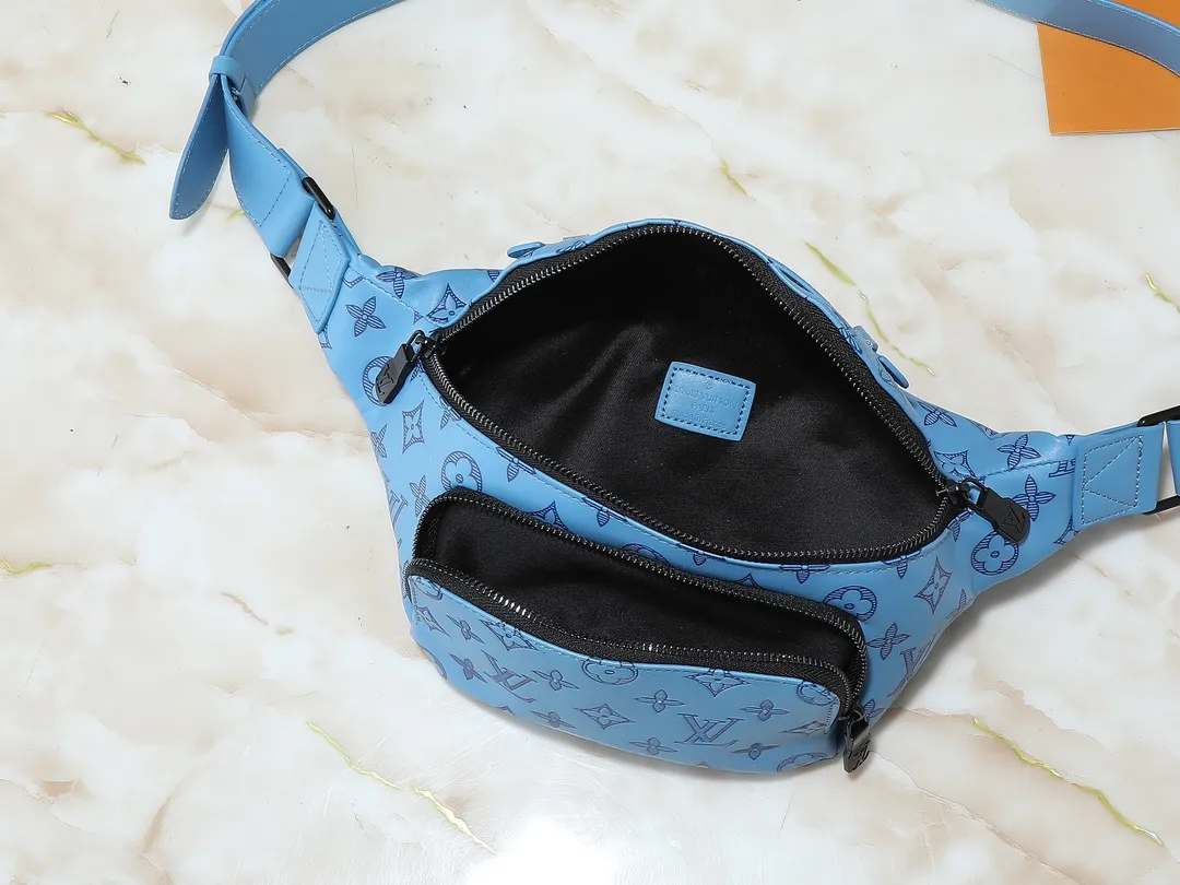 💰240💰Upgraded from the original M14782 M43644 full leather embossed chest bag and waist bag Rush waist bag This Rush waist bag is made of Monogram Shadow embossed cow leather with a matte texture, and uses handsome tones to demonstrate dynamic charm. Use the adjustable shoulder strap to switch between waist, shoulder and cross-body wear. Dimensions: 30.0 x 15.0 x 8.0 cm (length x height x width)