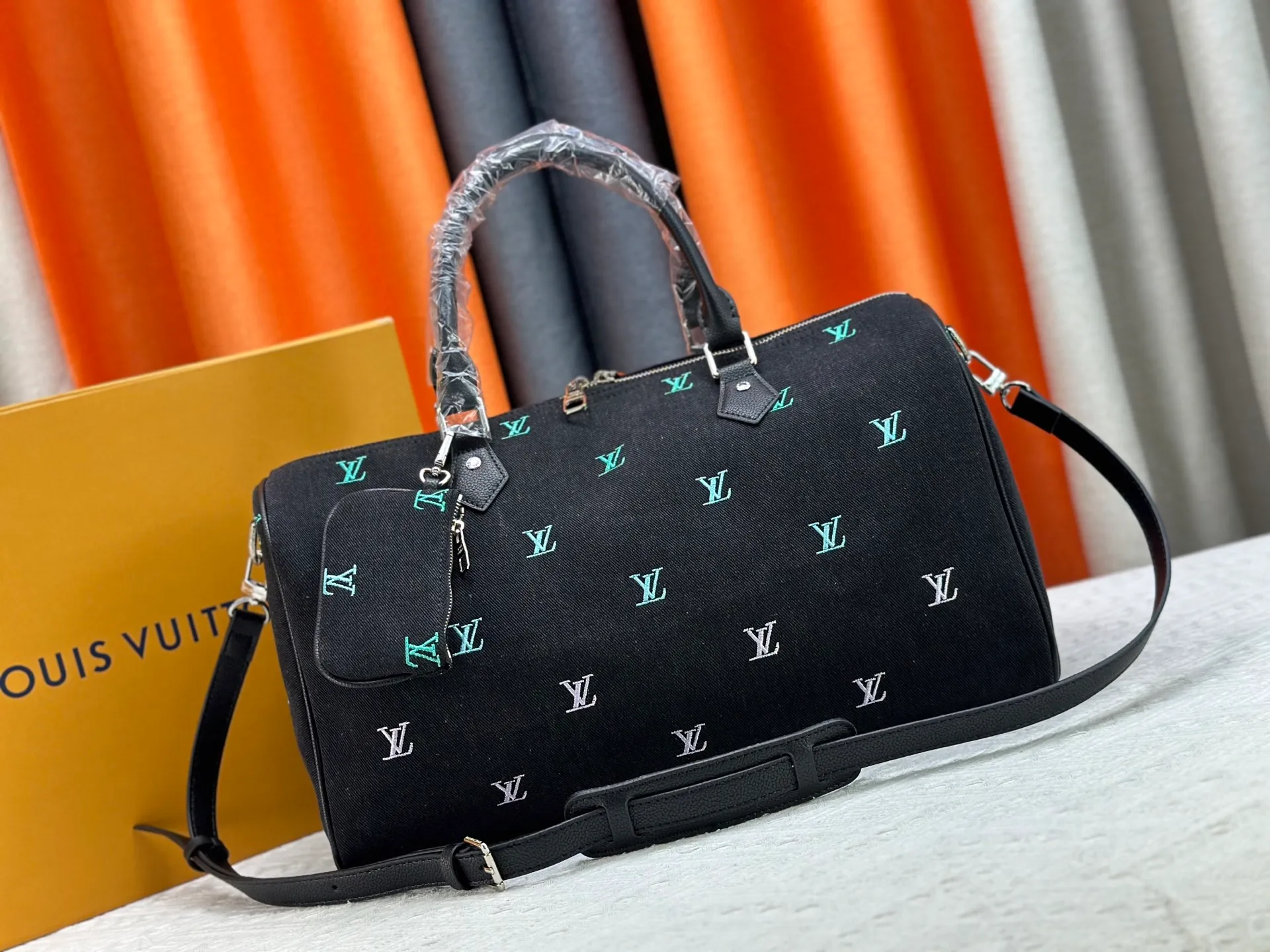 P320 M13966 Black denim embroidery Pharrell Williams uses deep LV Blason denim to interpret the Keepall Bandoulière 45 travel bag, using keen synesthesia to turn the beating notes into colorful LV letter embroidery, injecting elegance into the classic configuration. Detailed features40x27x20cm