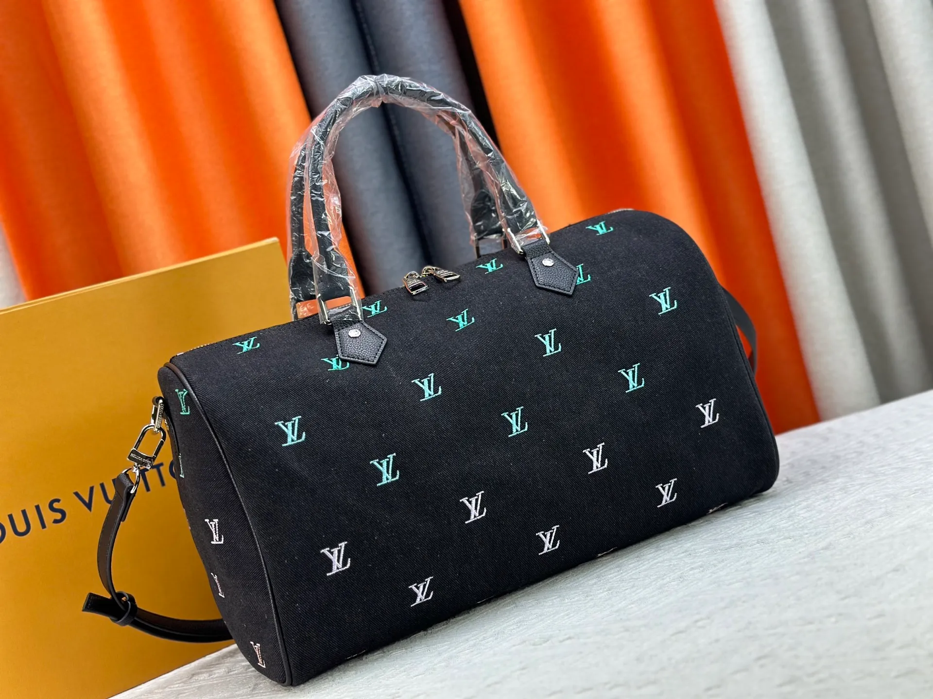 P320 M13966 Black denim embroidery Pharrell Williams uses deep LV Blason denim to interpret the Keepall Bandoulière 45 travel bag, using keen synesthesia to turn the beating notes into colorful LV letter embroidery, injecting elegance into the classic configuration. Detailed features40x27x20cm