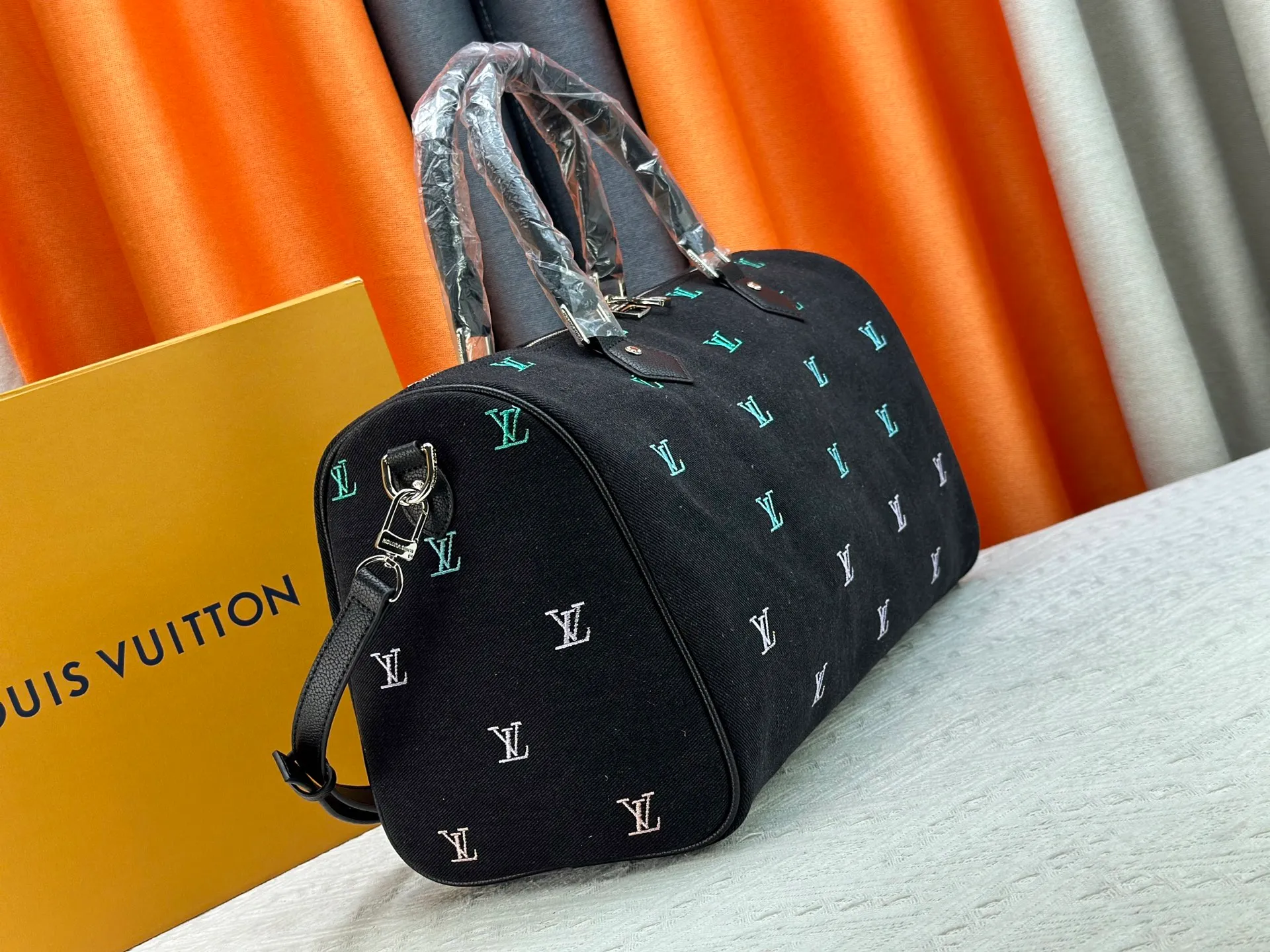 P320 M13966 Black denim embroidery Pharrell Williams uses deep LV Blason denim to interpret the Keepall Bandoulière 45 travel bag, using keen synesthesia to turn the beating notes into colorful LV letter embroidery, injecting elegance into the classic configuration. Detailed features40x27x20cm