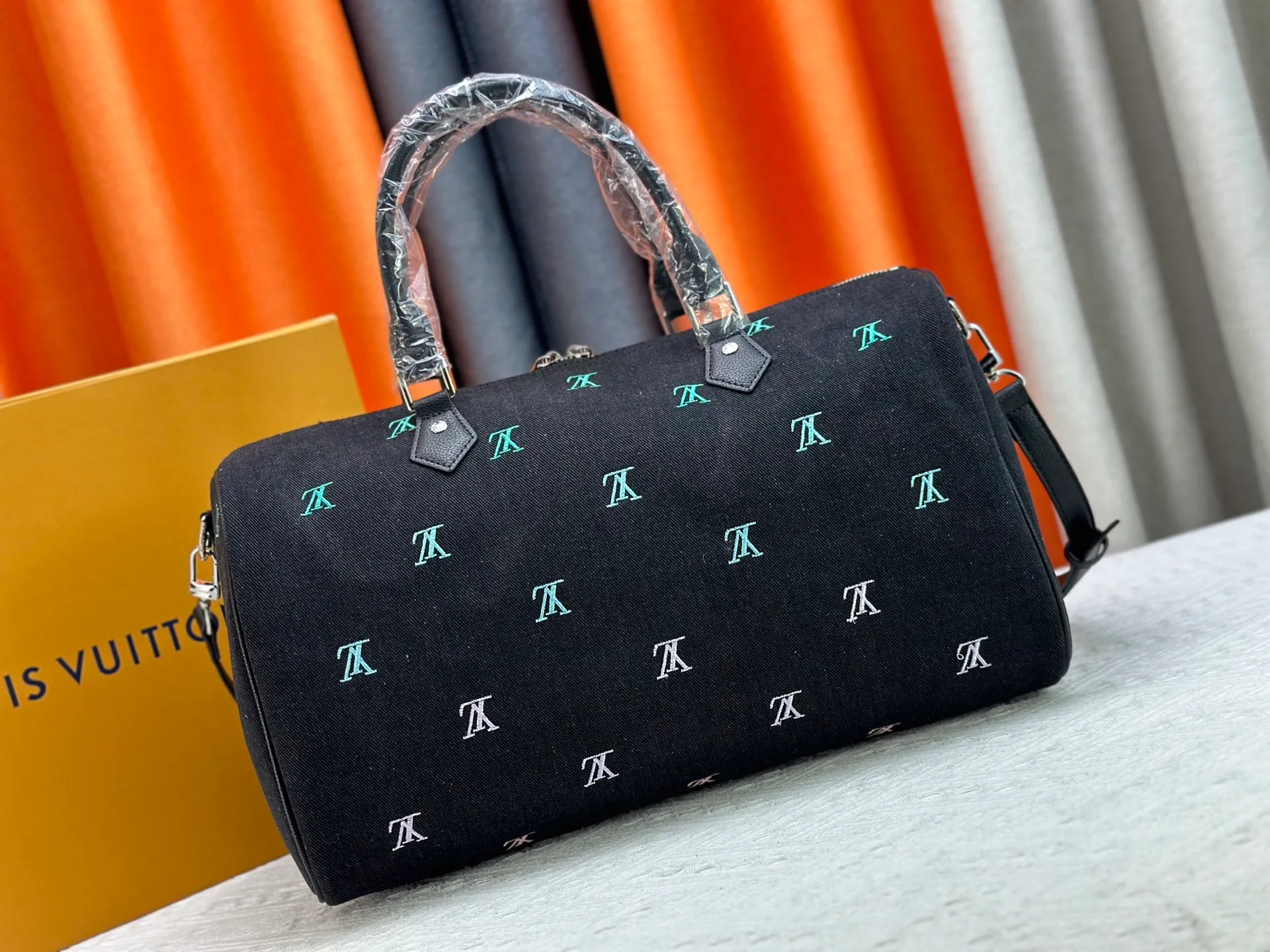 P320 M13966 Black denim embroidery Pharrell Williams uses deep LV Blason denim to interpret the Keepall Bandoulière 45 travel bag, using keen synesthesia to turn the beating notes into colorful LV letter embroidery, injecting elegance into the classic configuration. Detailed features40x27x20cm