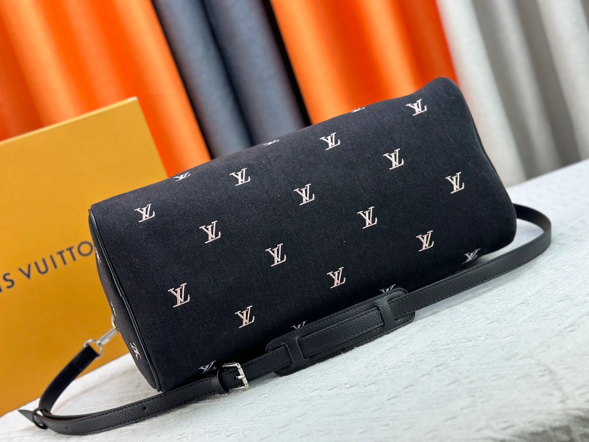 P320 M13966 Black denim embroidery Pharrell Williams uses deep LV Blason denim to interpret the Keepall Bandoulière 45 travel bag, using keen synesthesia to turn the beating notes into colorful LV letter embroidery, injecting elegance into the classic configuration. Detailed features40x27x20cm