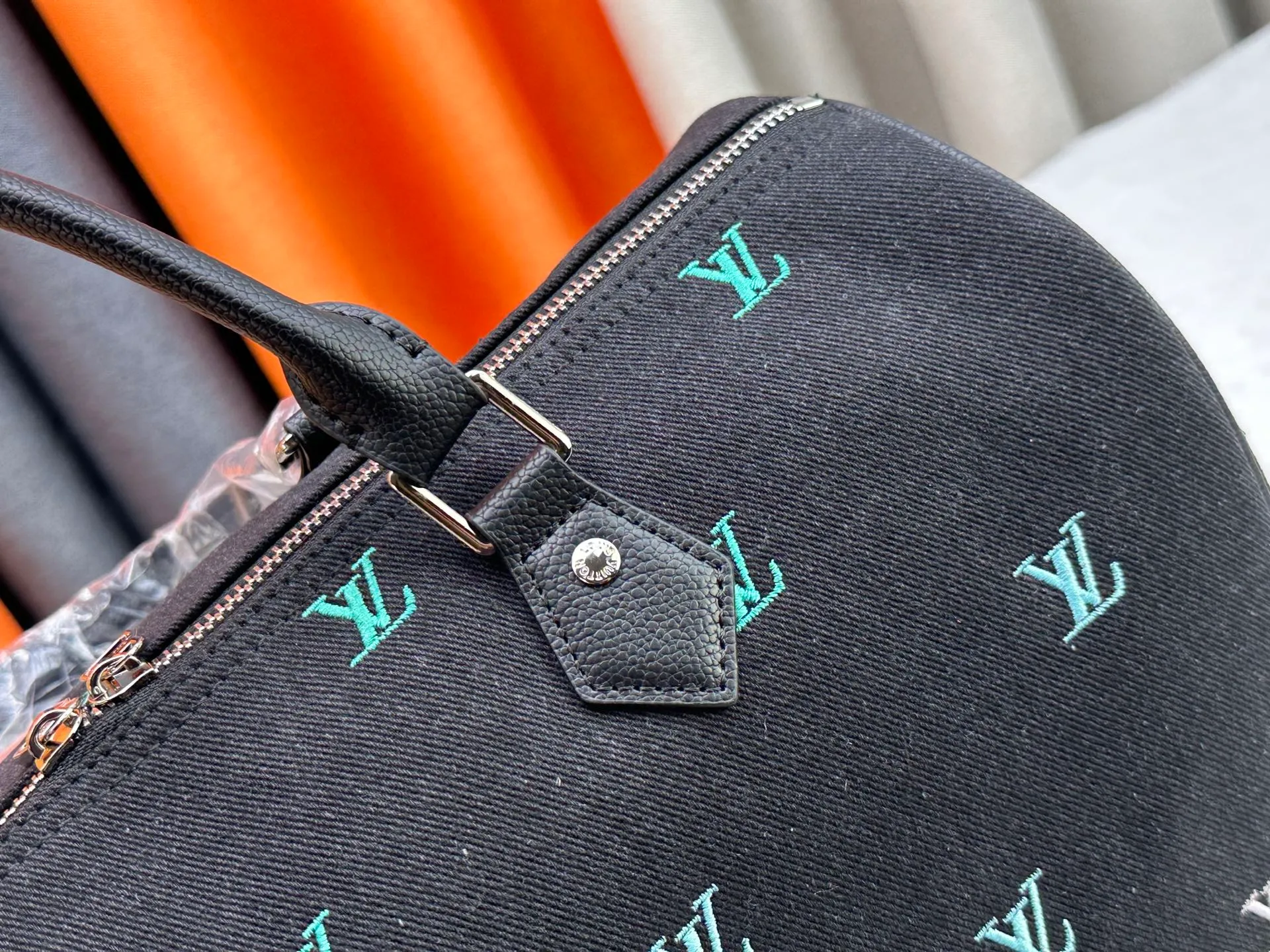 P320 M13966 Black denim embroidery Pharrell Williams uses deep LV Blason denim to interpret the Keepall Bandoulière 45 travel bag, using keen synesthesia to turn the beating notes into colorful LV letter embroidery, injecting elegance into the classic configuration. Detailed features40x27x20cm
