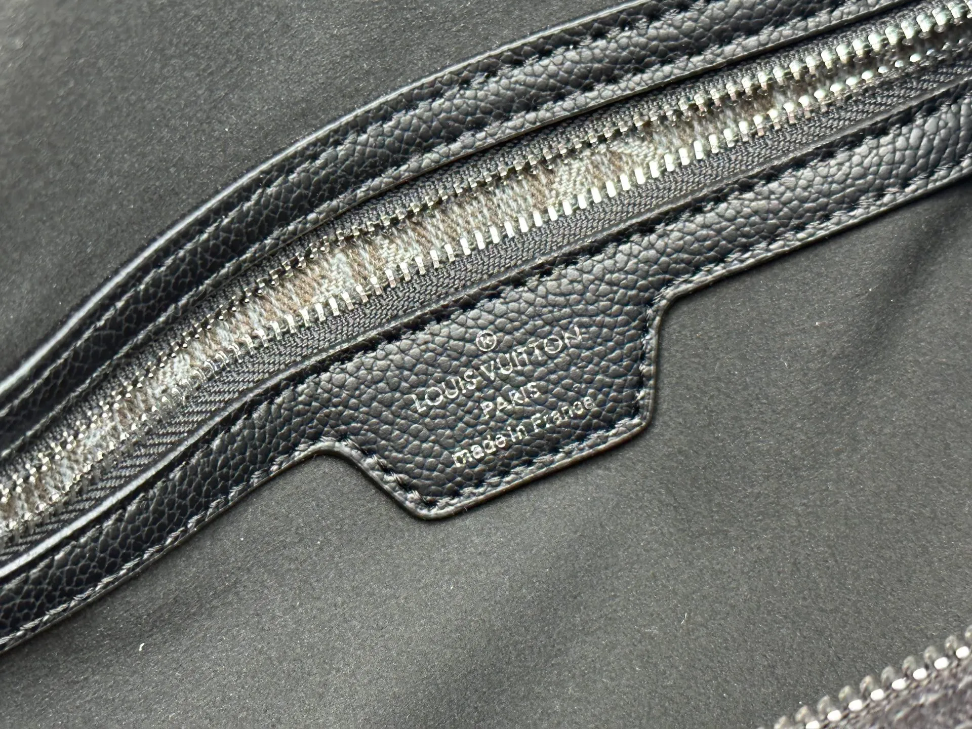 P320 M13966 Black denim embroidery Pharrell Williams uses deep LV Blason denim to interpret the Keepall Bandoulière 45 travel bag, using keen synesthesia to turn the beating notes into colorful LV letter embroidery, injecting elegance into the classic configuration. Detailed features40x27x20cm