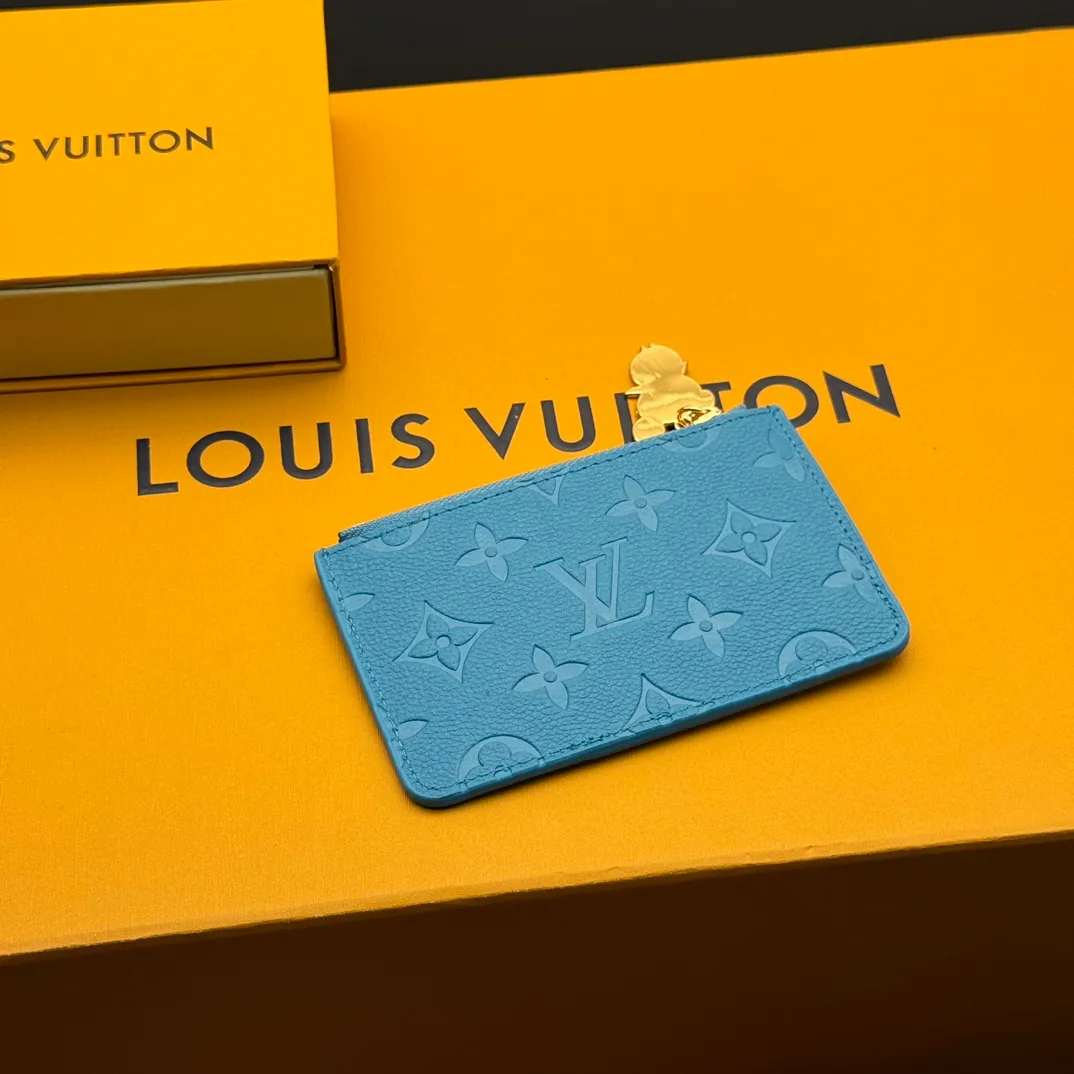 💰140 💎Top Original #Blue 🇫🇷 This Romy card holder is from the Louis Vuitton x Takashi Murakami cross-border collaboration series, rendering fresh colors in Monogram Empreinte leather, subtly paying tribute to the rainbow tones painted by Japanese artists. Colorful Monogram coated canvas accents the patch pockets, and the panda-shaped zipper pull of the zippered coin bag adds new season interest. Model: M13800 Dimensions: 8 x 0.8 x 12 cm (H x W x Length)