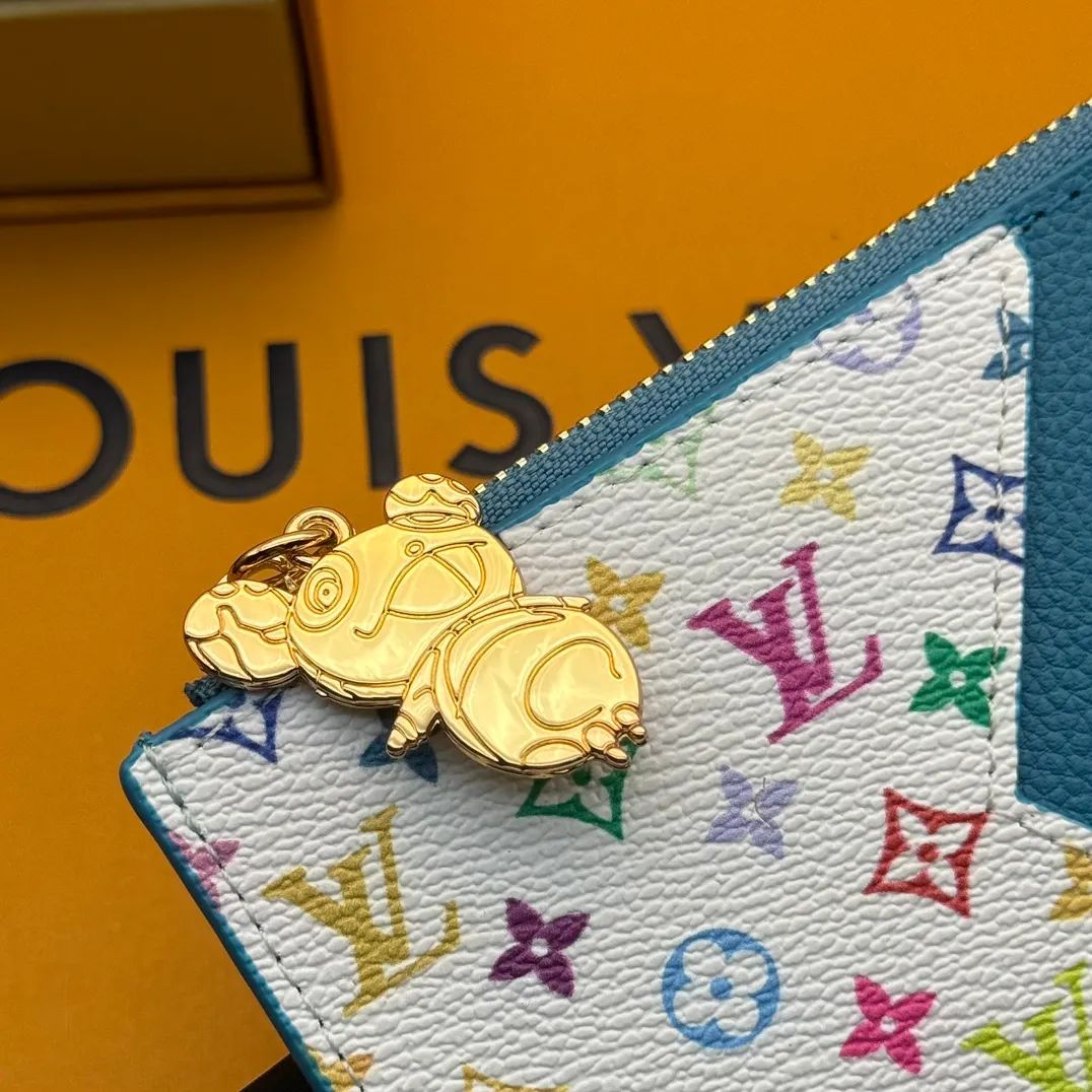 💰140 💎Top Original #Blue 🇫🇷 This Romy card holder is from the Louis Vuitton x Takashi Murakami cross-border collaboration series, rendering fresh colors in Monogram Empreinte leather, subtly paying tribute to the rainbow tones painted by Japanese artists. Colorful Monogram coated canvas accents the patch pockets, and the panda-shaped zipper pull of the zippered coin bag adds new season interest. Model: M13800 Dimensions: 8 x 0.8 x 12 cm (H x W x Length)