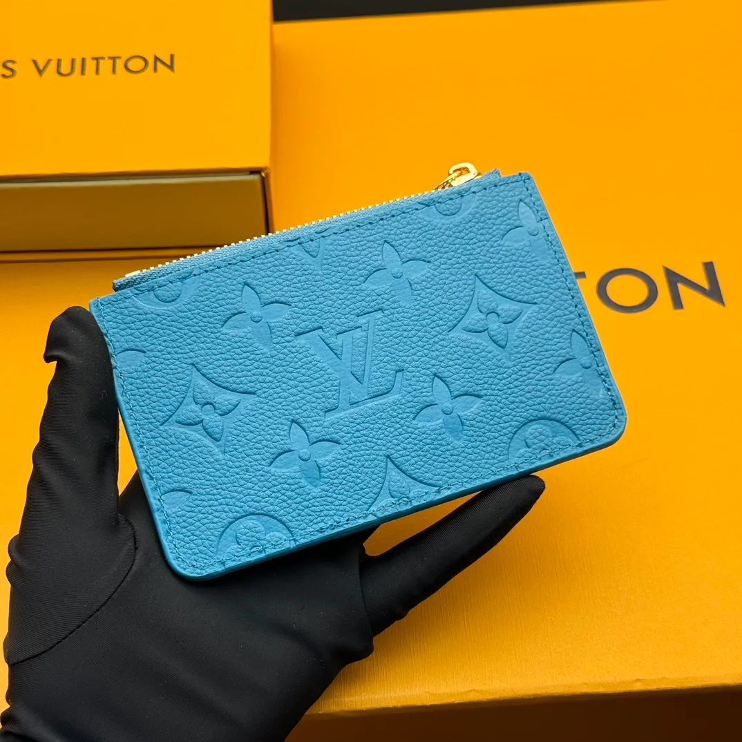 💰140 💎Top Original #Blue 🇫🇷 This Romy card holder is from the Louis Vuitton x Takashi Murakami cross-border collaboration series, rendering fresh colors in Monogram Empreinte leather, subtly paying tribute to the rainbow tones painted by Japanese artists. Colorful Monogram coated canvas accents the patch pockets, and the panda-shaped zipper pull of the zippered coin bag adds new season interest. Model: M13800 Dimensions: 8 x 0.8 x 12 cm (H x W x Length)