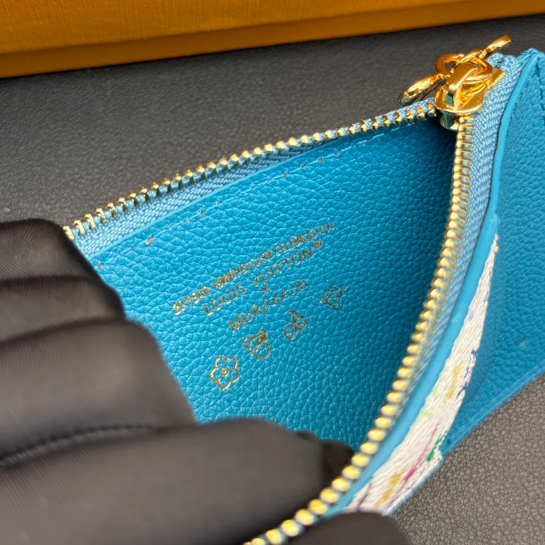 💰140 💎Top Original #Blue 🇫🇷 This Romy card holder is from the Louis Vuitton x Takashi Murakami cross-border collaboration series, rendering fresh colors in Monogram Empreinte leather, subtly paying tribute to the rainbow tones painted by Japanese artists. Colorful Monogram coated canvas accents the patch pockets, and the panda-shaped zipper pull of the zippered coin bag adds new season interest. Model: M13800 Dimensions: 8 x 0.8 x 12 cm (H x W x Length)