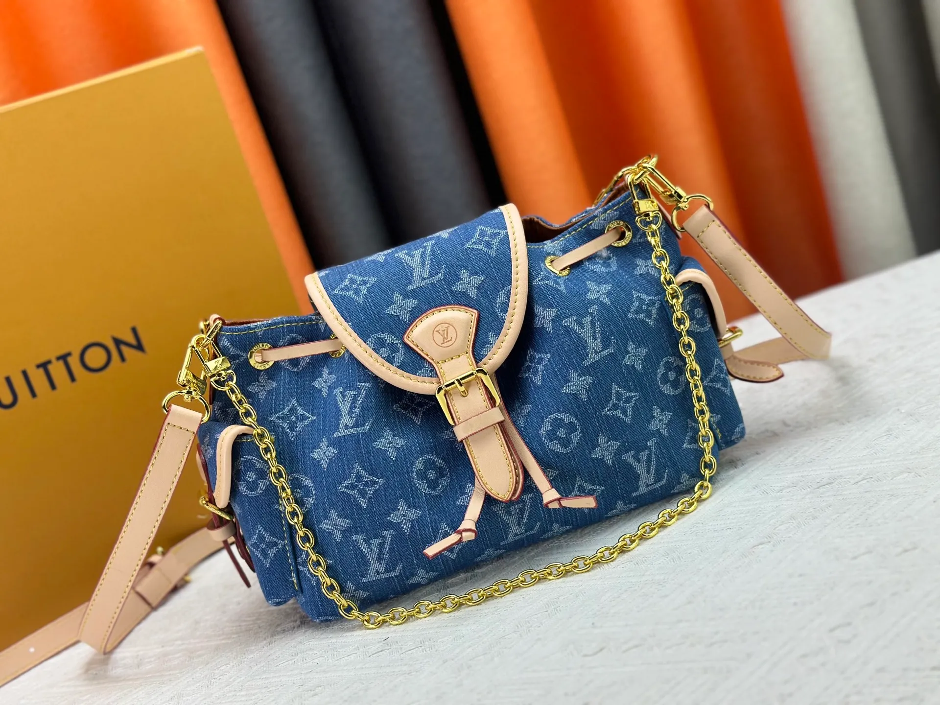 P290 Upgraded original M25085 This Odysée handbag is from the 2025 early autumn series, paying tribute to the brand heritage with a stylish everyday design. Dazzling buckles and detachable chains accentuate the Monogram canvas body, and the side pockets provide easy access to keys, lipstick and other small items. Dimensions: 27.0 x 17.0 x 12.0 cm (length x height x width)