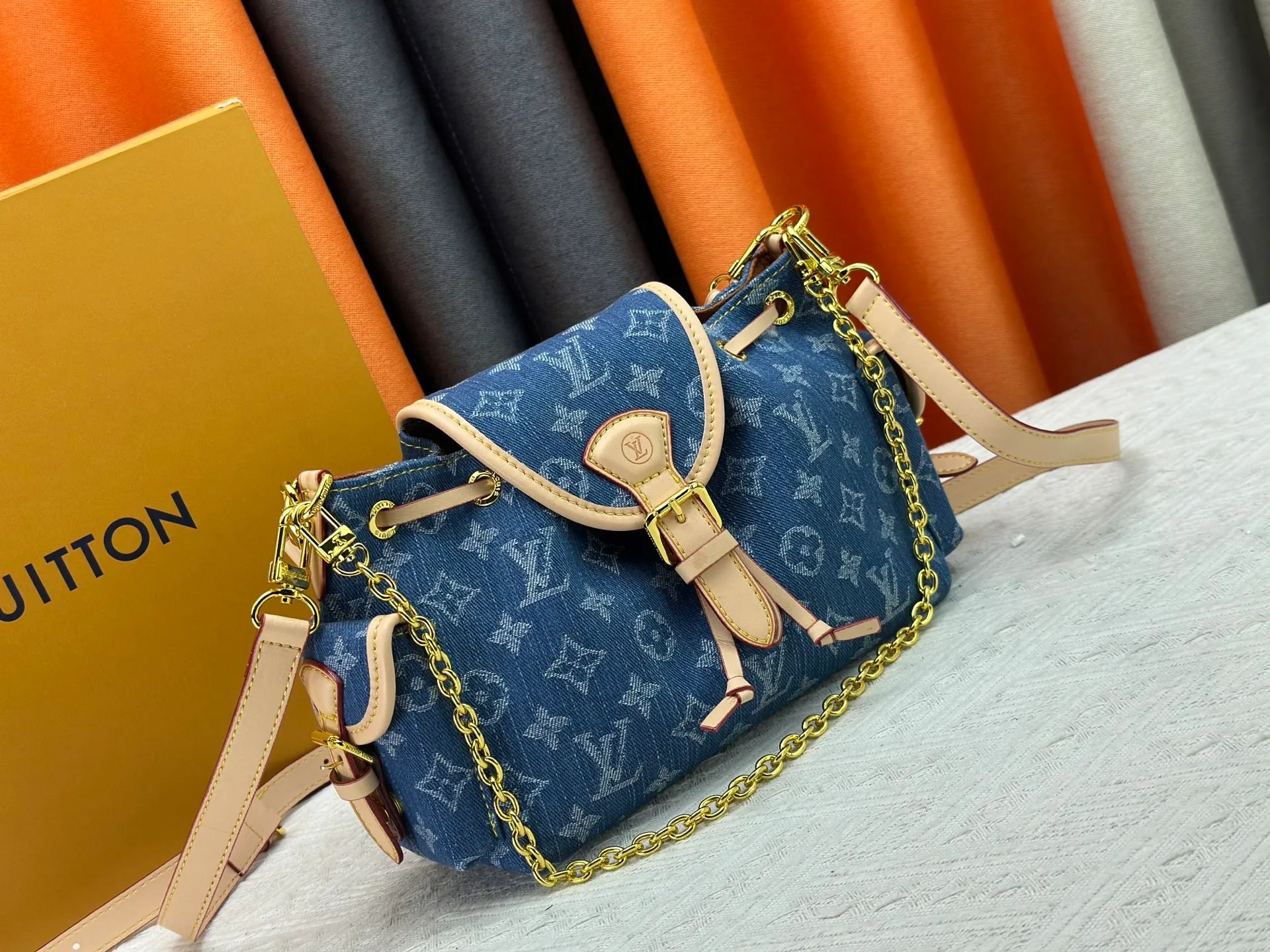 P290 Upgraded original M25085 This Odysée handbag is from the 2025 early autumn series, paying tribute to the brand heritage with a stylish everyday design. Dazzling buckles and detachable chains accentuate the Monogram canvas body, and the side pockets provide easy access to keys, lipstick and other small items. Dimensions: 27.0 x 17.0 x 12.0 cm (length x height x width)