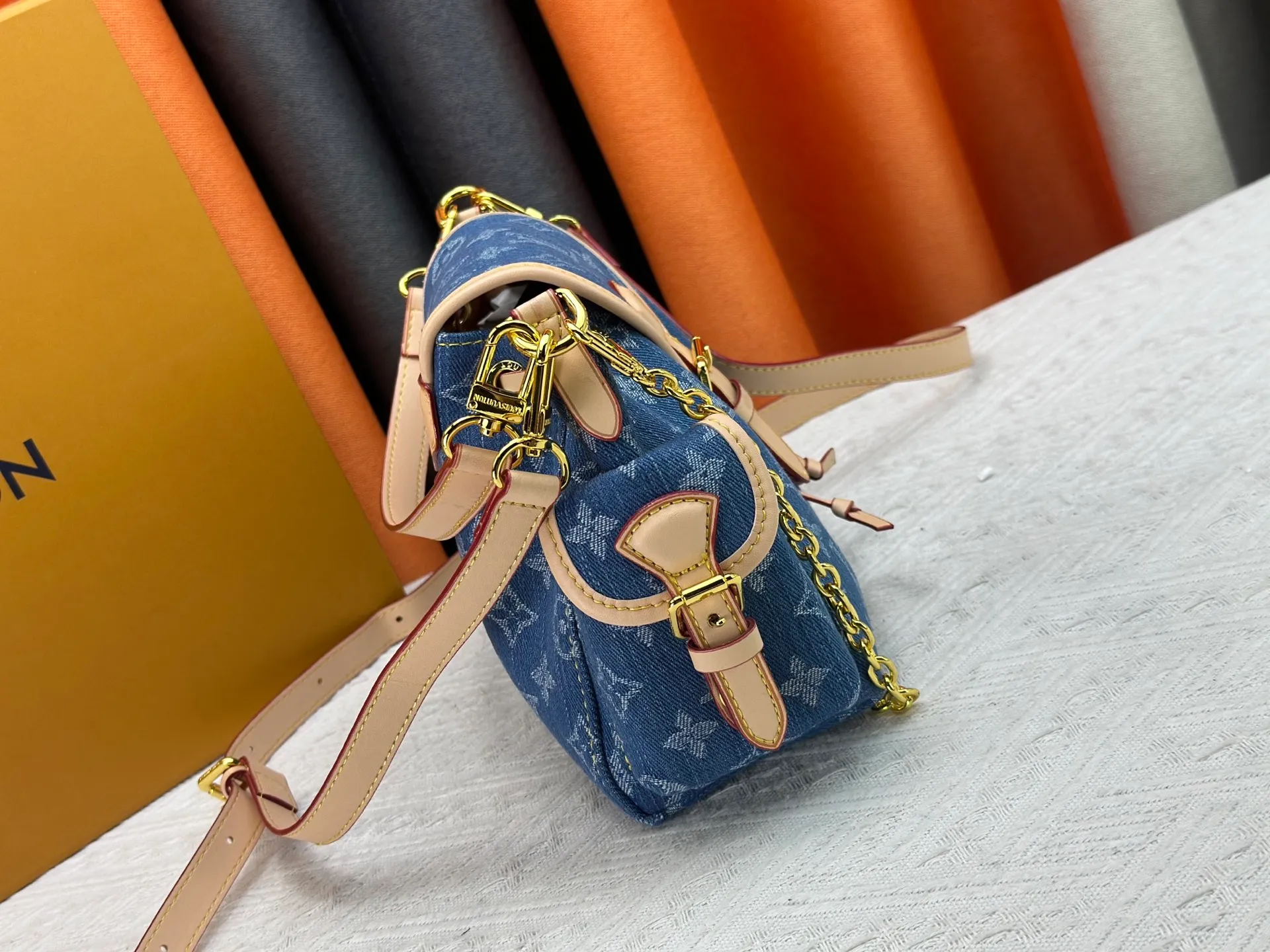 P290 Upgraded original M25085 This Odysée handbag is from the 2025 early autumn series, paying tribute to the brand heritage with a stylish everyday design. Dazzling buckles and detachable chains accentuate the Monogram canvas body, and the side pockets provide easy access to keys, lipstick and other small items. Dimensions: 27.0 x 17.0 x 12.0 cm (length x height x width)
