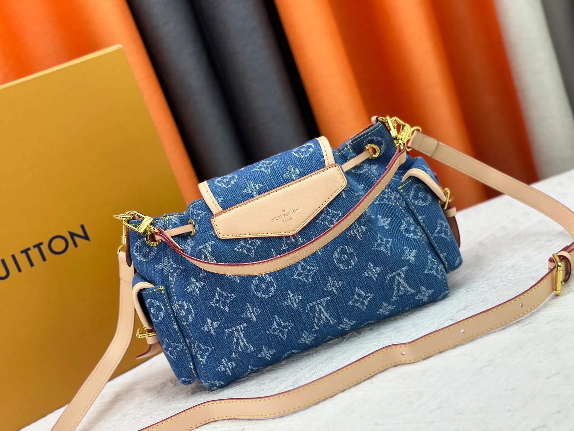P290 Upgraded original M25085 This Odysée handbag is from the 2025 early autumn series, paying tribute to the brand heritage with a stylish everyday design. Dazzling buckles and detachable chains accentuate the Monogram canvas body, and the side pockets provide easy access to keys, lipstick and other small items. Dimensions: 27.0 x 17.0 x 12.0 cm (length x height x width)