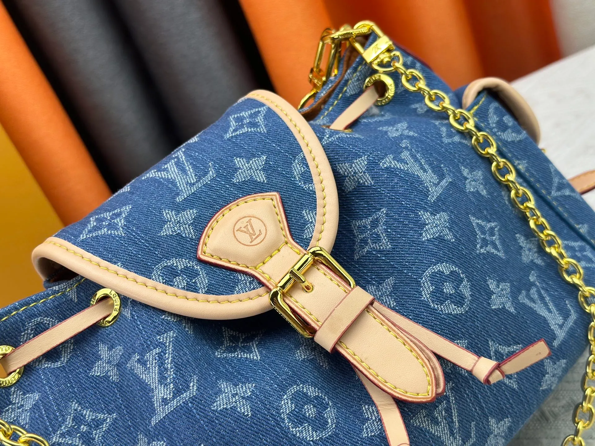 P290 Upgraded original M25085 This Odysée handbag is from the 2025 early autumn series, paying tribute to the brand heritage with a stylish everyday design. Dazzling buckles and detachable chains accentuate the Monogram canvas body, and the side pockets provide easy access to keys, lipstick and other small items. Dimensions: 27.0 x 17.0 x 12.0 cm (length x height x width)