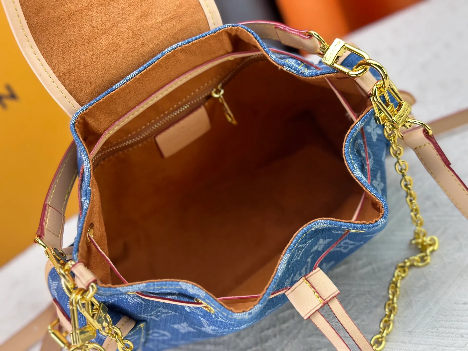 P290 Upgraded original M25085 This Odysée handbag is from the 2025 early autumn series, paying tribute to the brand heritage with a stylish everyday design. Dazzling buckles and detachable chains accentuate the Monogram canvas body, and the side pockets provide easy access to keys, lipstick and other small items. Dimensions: 27.0 x 17.0 x 12.0 cm (length x height x width)