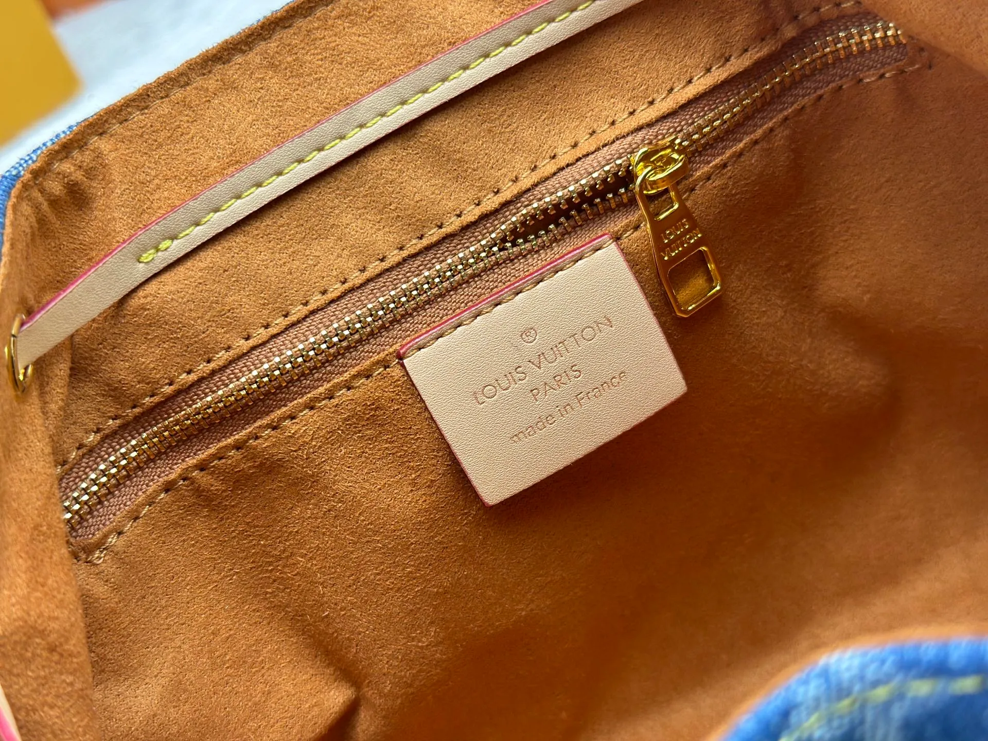 P290 Upgraded original M25085 This Odysée handbag is from the 2025 early autumn series, paying tribute to the brand heritage with a stylish everyday design. Dazzling buckles and detachable chains accentuate the Monogram canvas body, and the side pockets provide easy access to keys, lipstick and other small items. Dimensions: 27.0 x 17.0 x 12.0 cm (length x height x width)