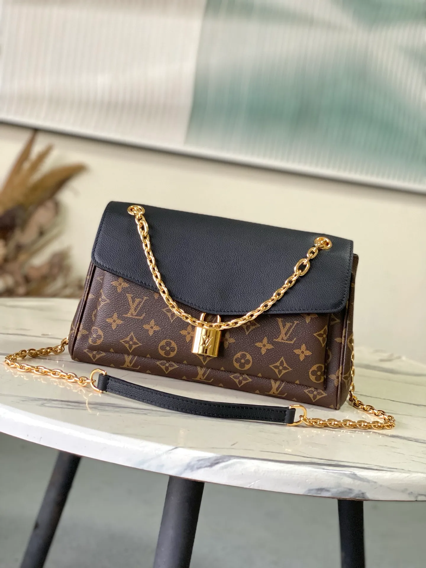 💰820 Top original order M26285 black large Saint-Germain PM handbag comes from the elegant Paris neighborhood. She is known by this name as an inspiration. This elegant single-frame canvas and leather model features a gold-tone chain and iconic LV padlock, a nod to Louis Vuitton's historic suitcases. The size is ideal for all essentials. With the external drawer, cards or keys can be taken with you wherever you go. The chain can be worn diagonally across the body or over the shoulder, and the bag can also be carried in the hand. Dimensions: 30.5 x 21 x 12.5 cm