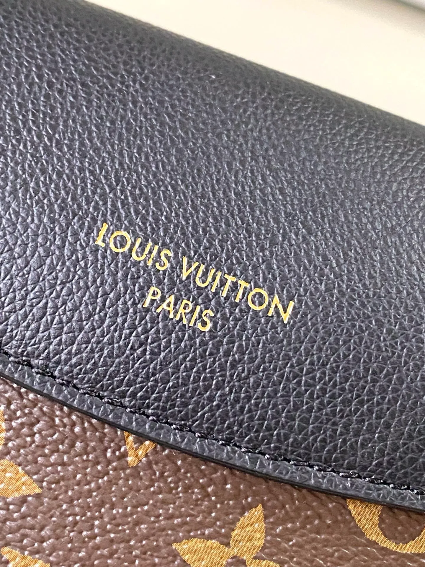 💰820 Top original order M26285 black large Saint-Germain PM handbag comes from the elegant Paris neighborhood. She is known by this name as an inspiration. This elegant single-frame canvas and leather model features a gold-tone chain and iconic LV padlock, a nod to Louis Vuitton's historic suitcases. The size is ideal for all essentials. With the external drawer, cards or keys can be taken with you wherever you go. The chain can be worn diagonally across the body or over the shoulder, and the bag can also be carried in the hand. Dimensions: 30.5 x 21 x 12.5 cm