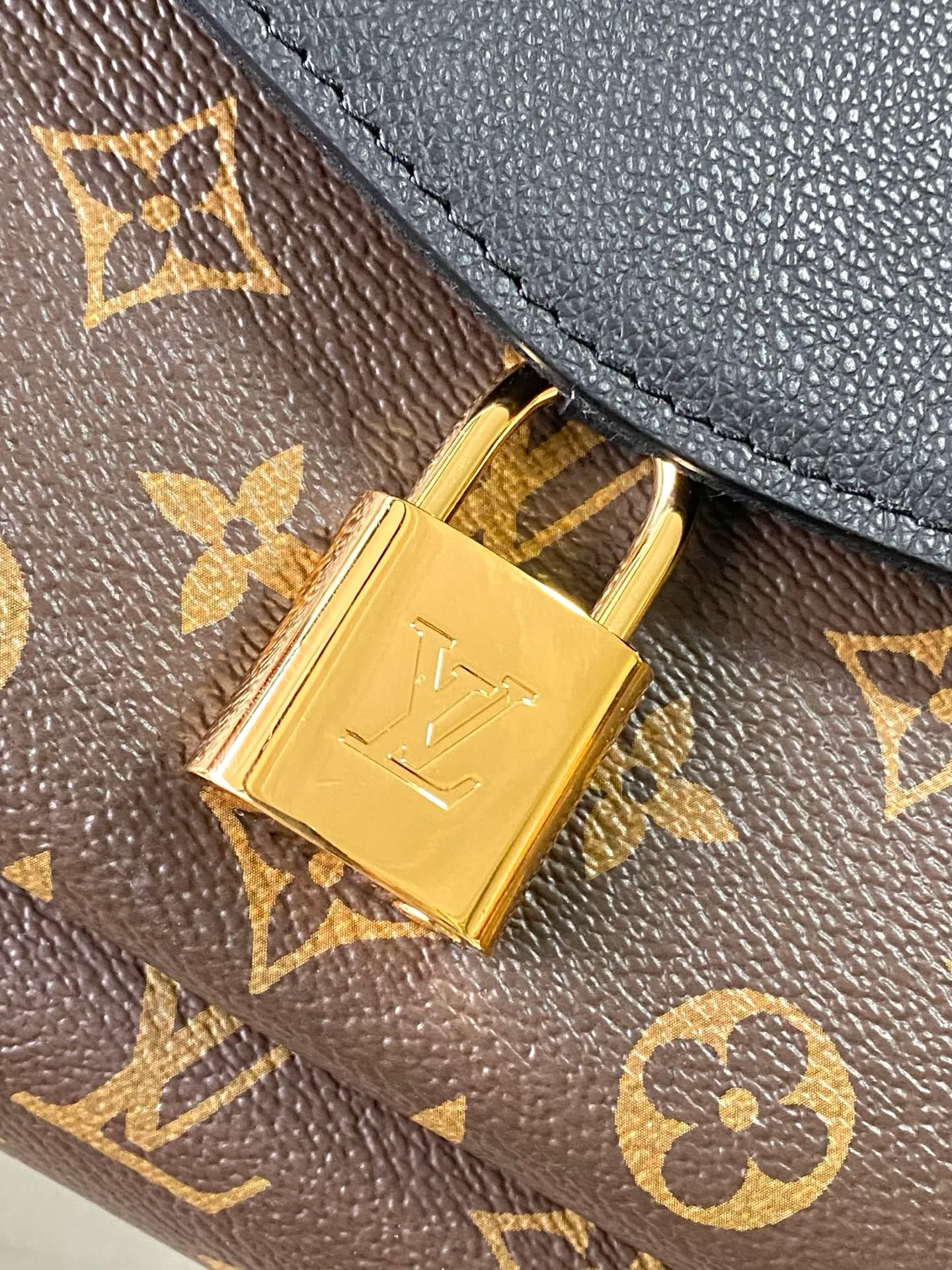 💰820 Top original order M26285 black large Saint-Germain PM handbag comes from the elegant Paris neighborhood. She is known by this name as an inspiration. This elegant single-frame canvas and leather model features a gold-tone chain and iconic LV padlock, a nod to Louis Vuitton's historic suitcases. The size is ideal for all essentials. With the external drawer, cards or keys can be taken with you wherever you go. The chain can be worn diagonally across the body or over the shoulder, and the bag can also be carried in the hand. Dimensions: 30.5 x 21 x 12.5 cm