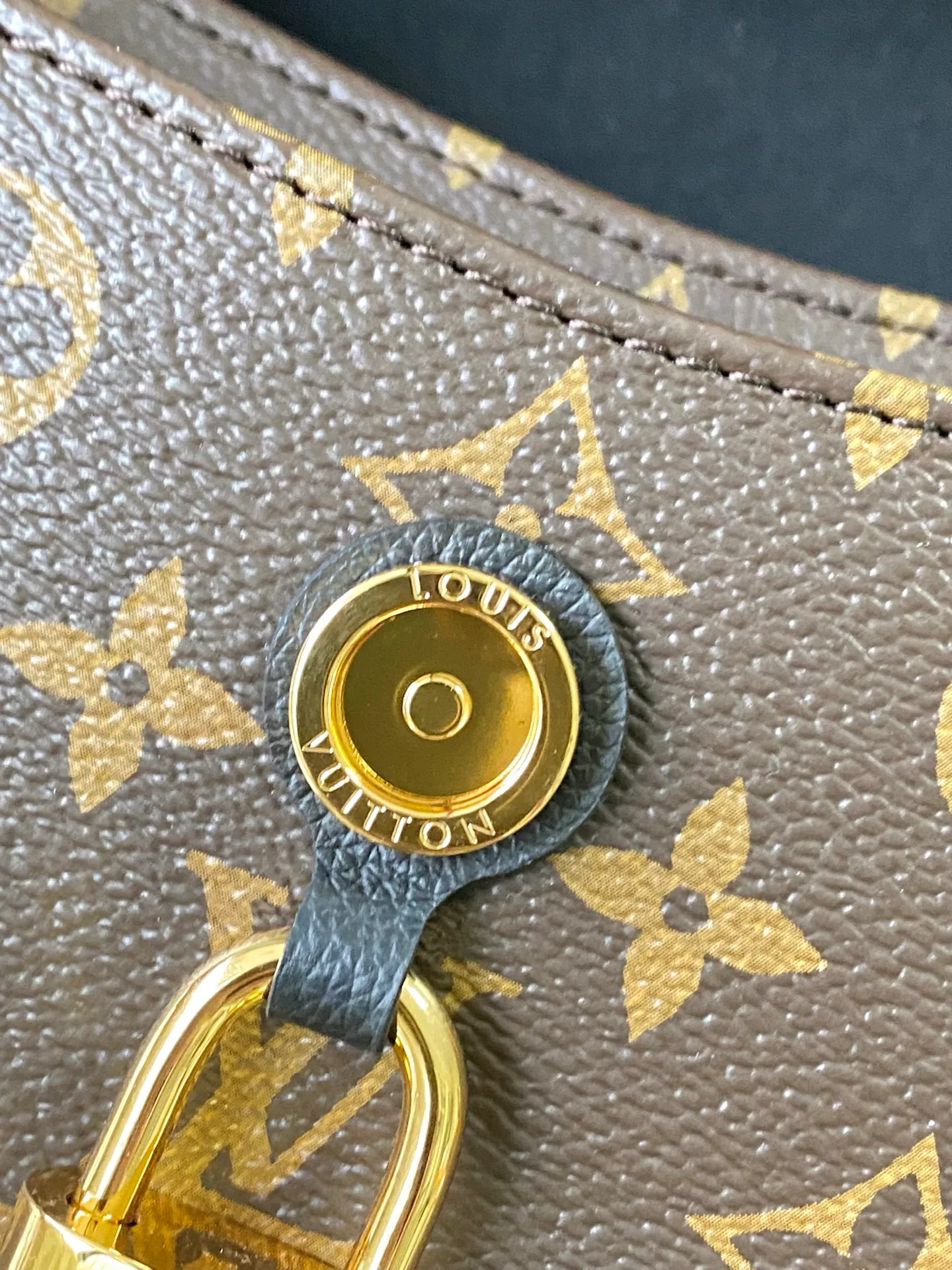 💰820 Top original order M26285 black large Saint-Germain PM handbag comes from the elegant Paris neighborhood. She is known by this name as an inspiration. This elegant single-frame canvas and leather model features a gold-tone chain and iconic LV padlock, a nod to Louis Vuitton's historic suitcases. The size is ideal for all essentials. With the external drawer, cards or keys can be taken with you wherever you go. The chain can be worn diagonally across the body or over the shoulder, and the bag can also be carried in the hand. Dimensions: 30.5 x 21 x 12.5 cm