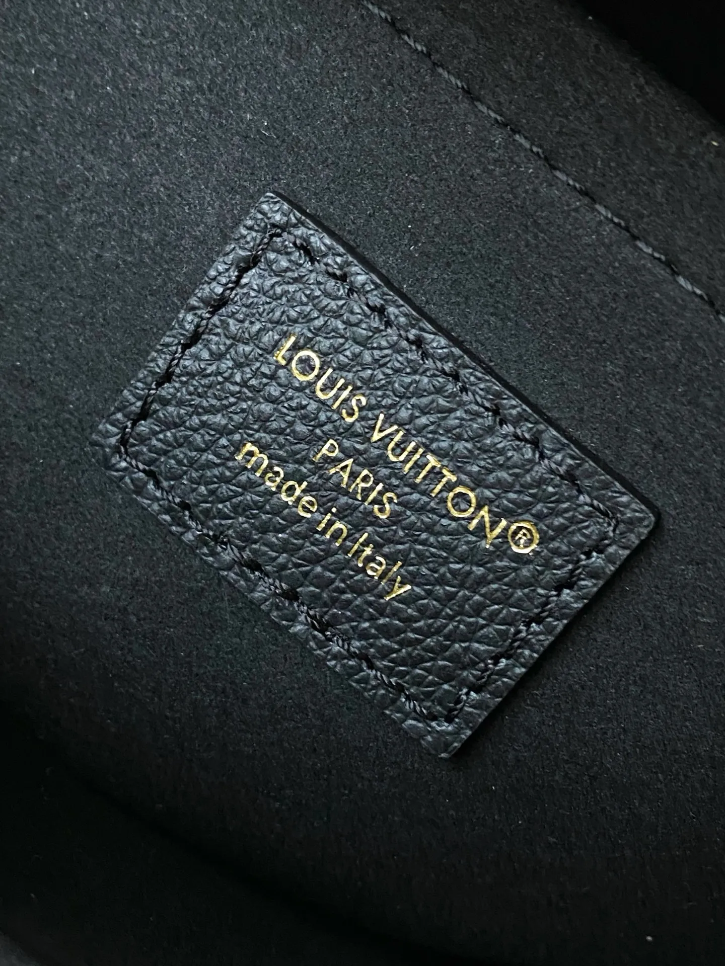 💰820 Top original order M26285 black large Saint-Germain PM handbag comes from the elegant Paris neighborhood. She is known by this name as an inspiration. This elegant single-frame canvas and leather model features a gold-tone chain and iconic LV padlock, a nod to Louis Vuitton's historic suitcases. The size is ideal for all essentials. With the external drawer, cards or keys can be taken with you wherever you go. The chain can be worn diagonally across the body or over the shoulder, and the bag can also be carried in the hand. Dimensions: 30.5 x 21 x 12.5 cm