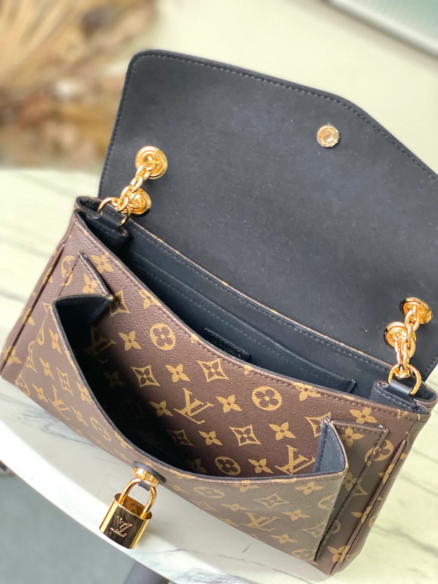 💰820 Top original order M26285 black large Saint-Germain PM handbag comes from the elegant Paris neighborhood. She is known by this name as an inspiration. This elegant single-frame canvas and leather model features a gold-tone chain and iconic LV padlock, a nod to Louis Vuitton's historic suitcases. The size is ideal for all essentials. With the external drawer, cards or keys can be taken with you wherever you go. The chain can be worn diagonally across the body or over the shoulder, and the bag can also be carried in the hand. Dimensions: 30.5 x 21 x 12.5 cm