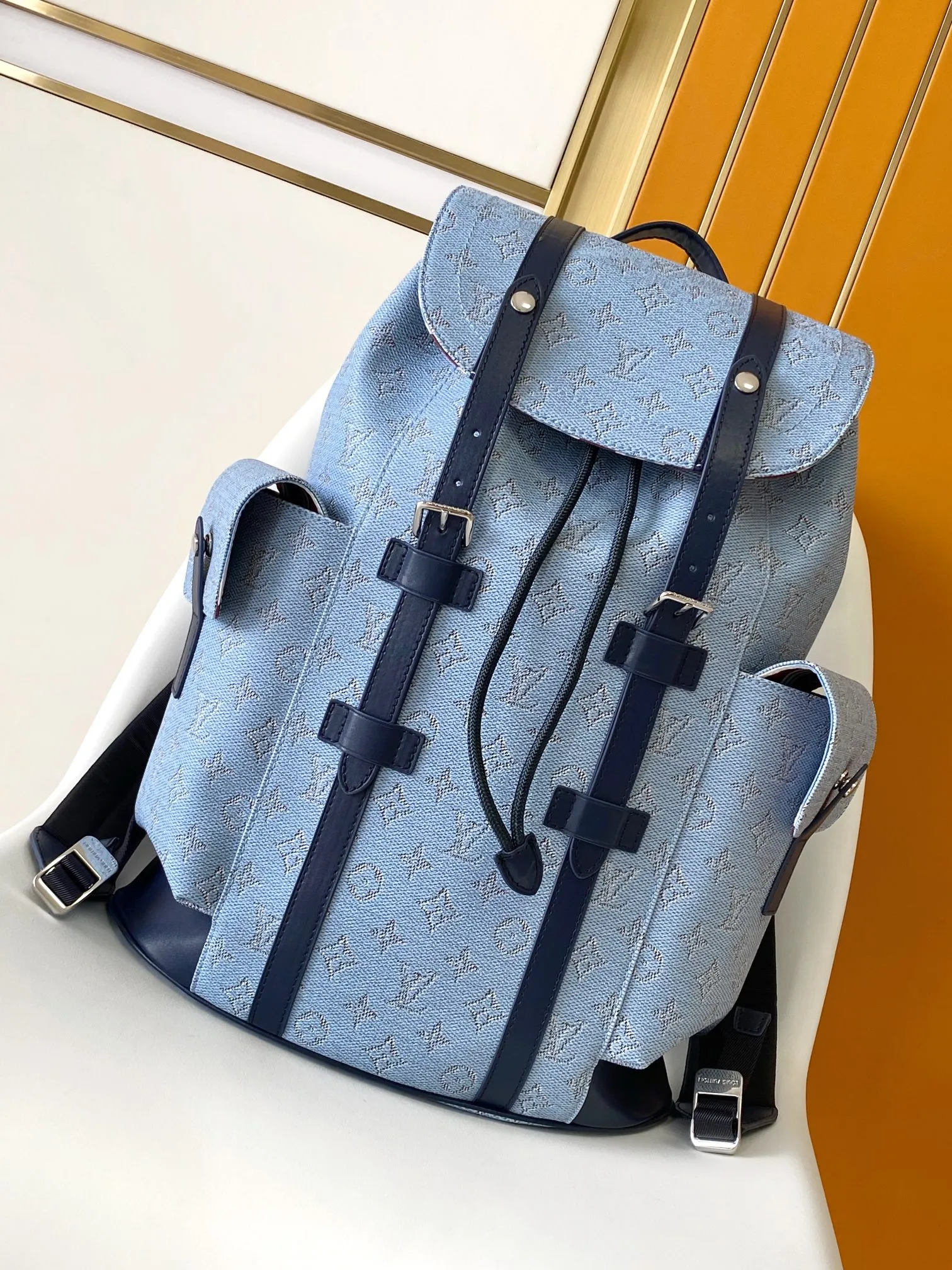 💰1340 Top original single 163c01 chip] M14676 N00163 Top original single N40769 M43735 Presbyopic N41379 Black grid M45419 Black and gray multifunctional Christopher small backpack uses Monogram canvas to interpret the rugged and simple spirit of a hiking bag. Its unique style is suitable for both work and entertainment, highlighting a high-quality lifestyle. 41 x 47 x 13 cm (length x height x width)