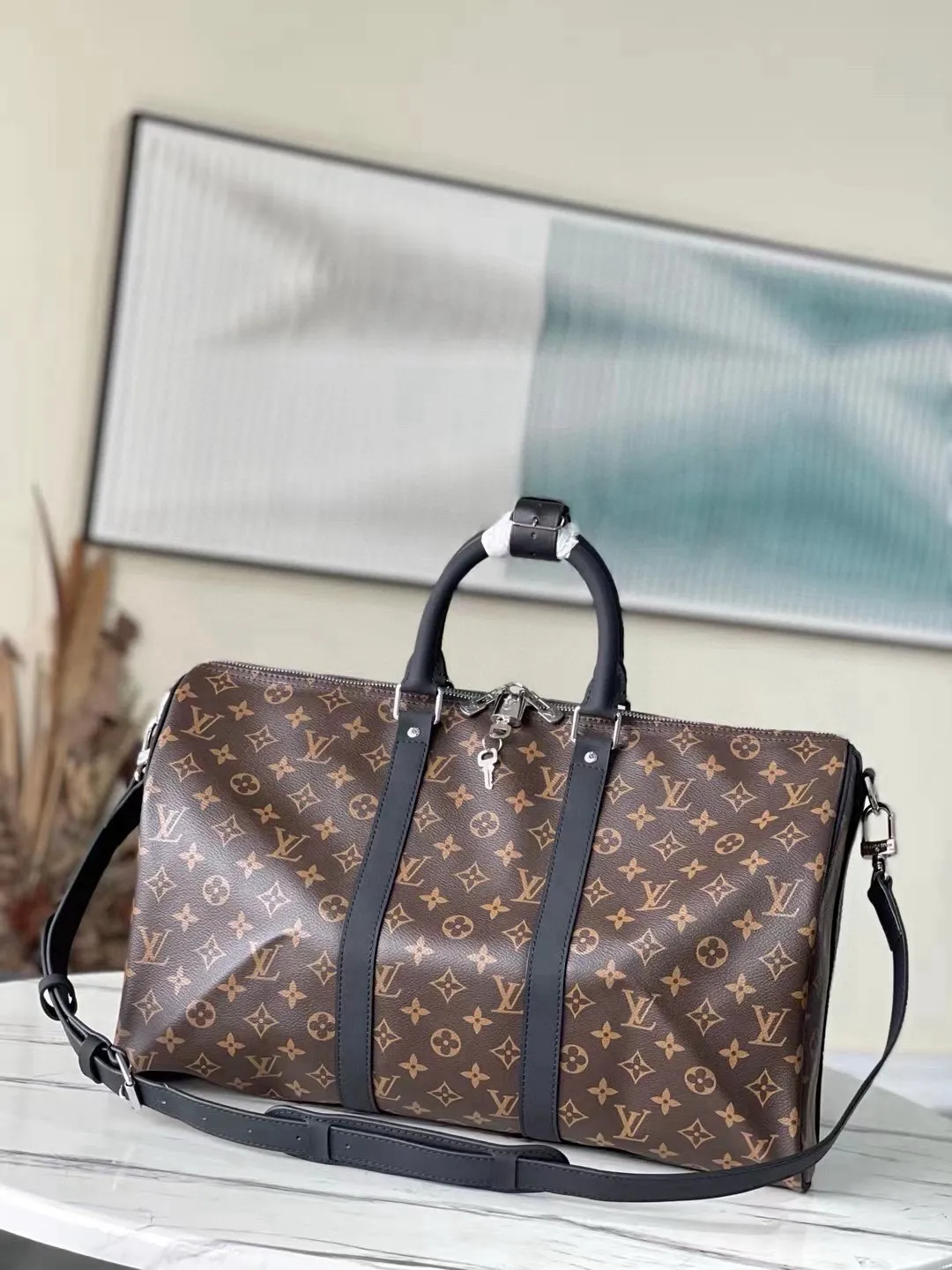 💰960 (45 size) top original order M56711 presbyopic black leather, spacious capacity, flexible use. Durable, safe and reliable. Fashionable style, mature and stable. Features a secure double zipper and padlock, making it perfect for business or pleasure. Dimensions: 45 × 27 × 20 cm. 68%