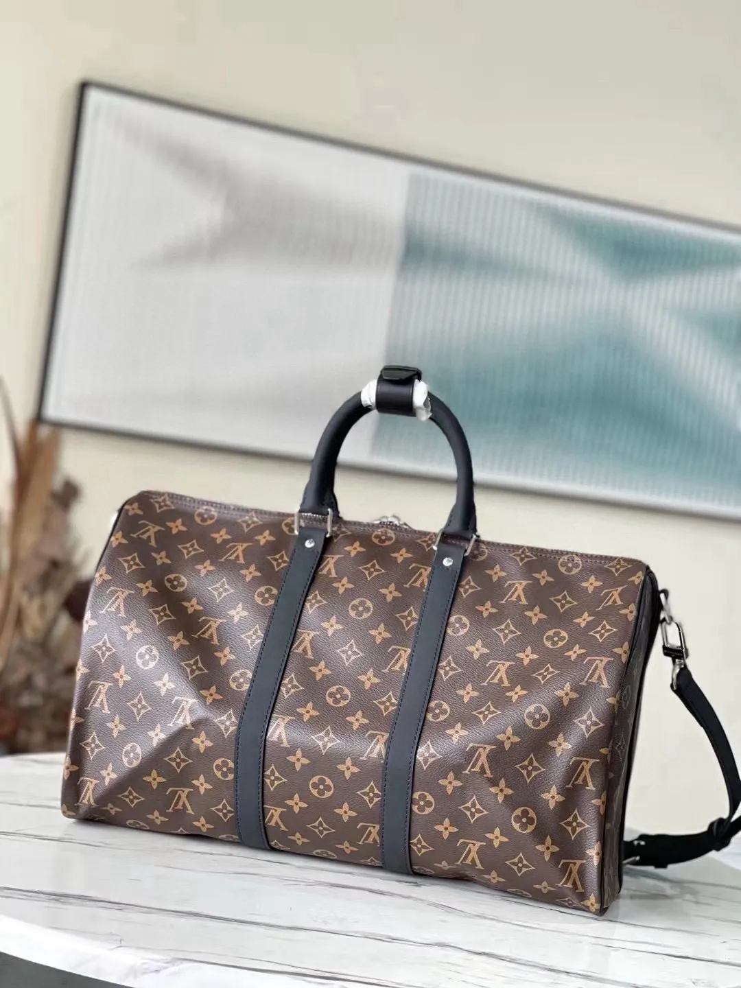 💰960 (45 size) top original order M56711 presbyopic black leather, spacious capacity, flexible use. Durable, safe and reliable. Fashionable style, mature and stable. Features a secure double zipper and padlock, making it perfect for business or pleasure. Dimensions: 45 × 27 × 20 cm. 68%