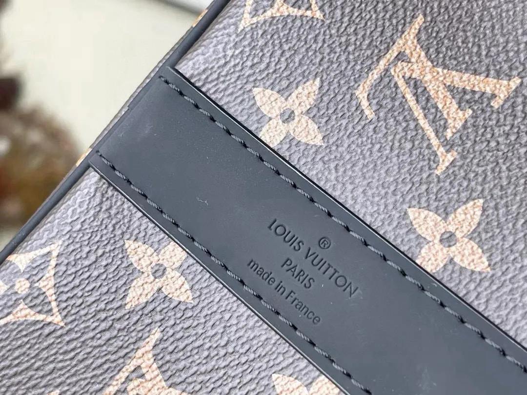 💰960 (45 size) top original order M56711 presbyopic black leather, spacious capacity, flexible use. Durable, safe and reliable. Fashionable style, mature and stable. Features a secure double zipper and padlock, making it perfect for business or pleasure. Dimensions: 45 × 27 × 20 cm. 68%