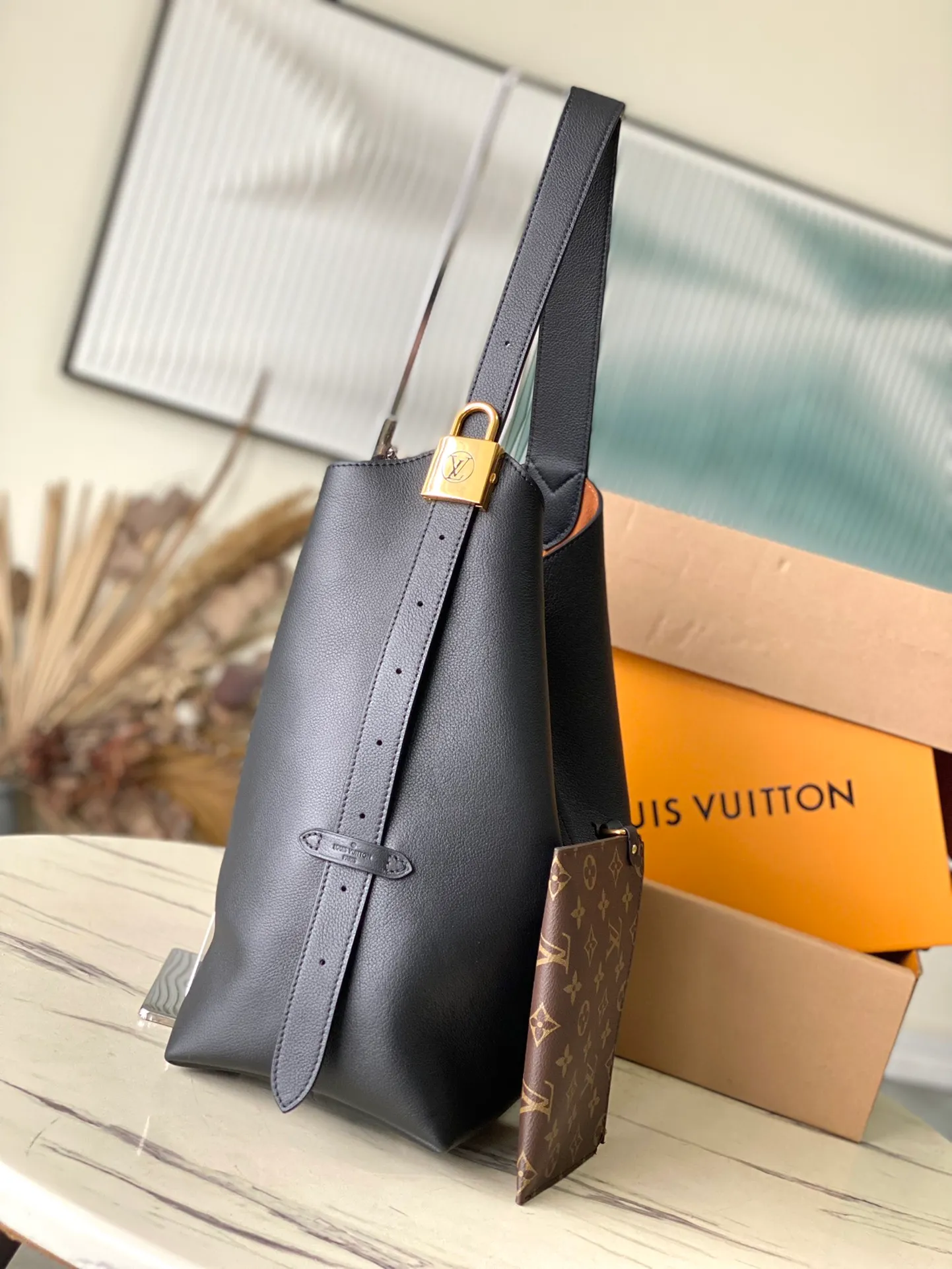 💰1160 (top layer leather) top original order M24856 black. Support counter inspection. Photos taken of duty-free goods are consistent with the product without unpacking. This product is an exclusive duty-free product in the market and is the highest-end product. Inspection is supported. This product has passed strict inspection and is flawless. Please wear gloves when touching the product. This product is not returnable or exchangeable. Please confirm the product first and then remove the label on the handle. This product is temporarily not open to the public, only regular customers, and is in short supply. Dimensions: 31 x 35 x 18 cm
