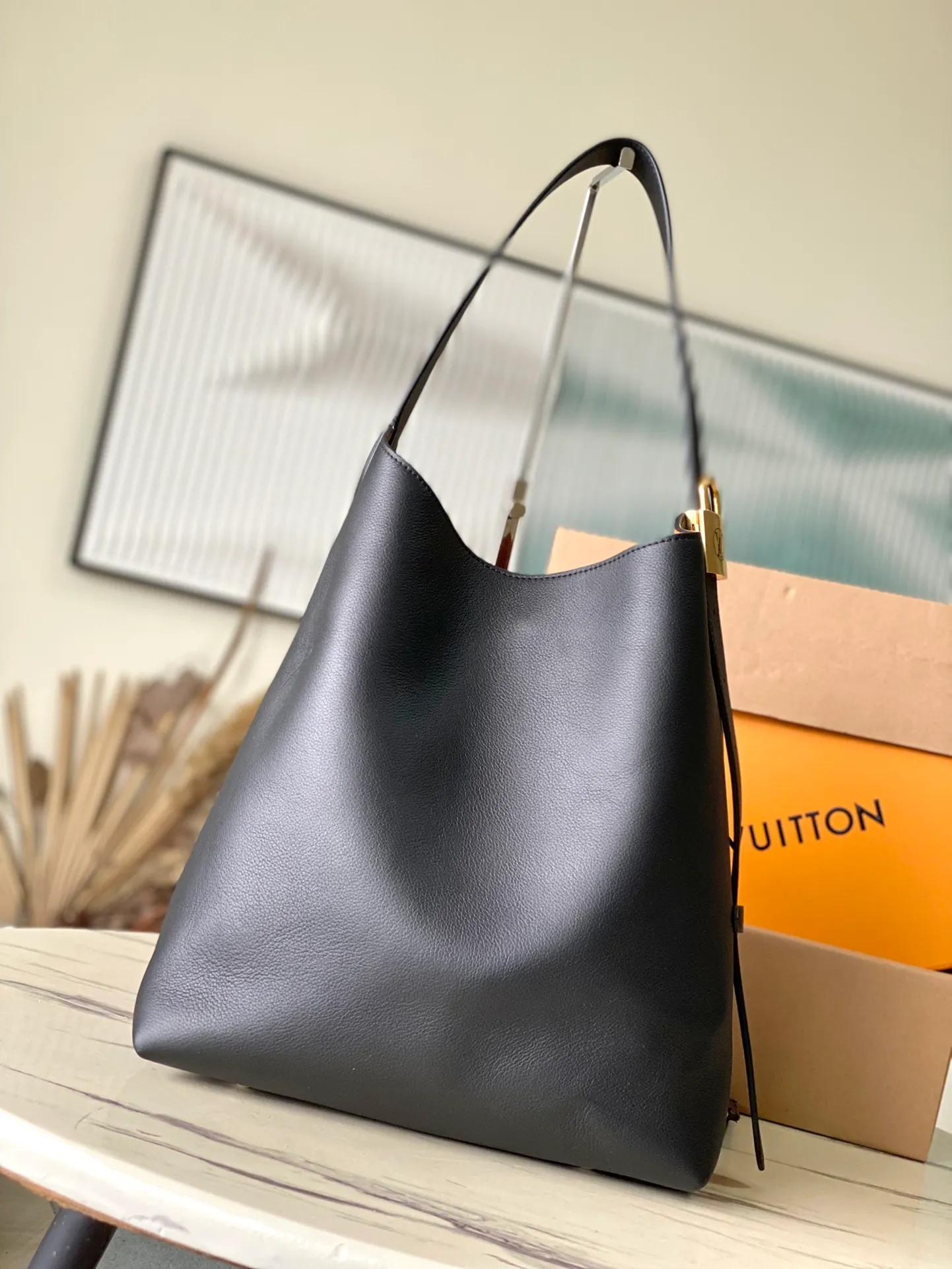💰1160 (top layer leather) top original order M24856 black. Support counter inspection. Photos taken of duty-free goods are consistent with the product without unpacking. This product is an exclusive duty-free product in the market and is the highest-end product. Inspection is supported. This product has passed strict inspection and is flawless. Please wear gloves when touching the product. This product is not returnable or exchangeable. Please confirm the product first and then remove the label on the handle. This product is temporarily not open to the public, only regular customers, and is in short supply. Dimensions: 31 x 35 x 18 cm