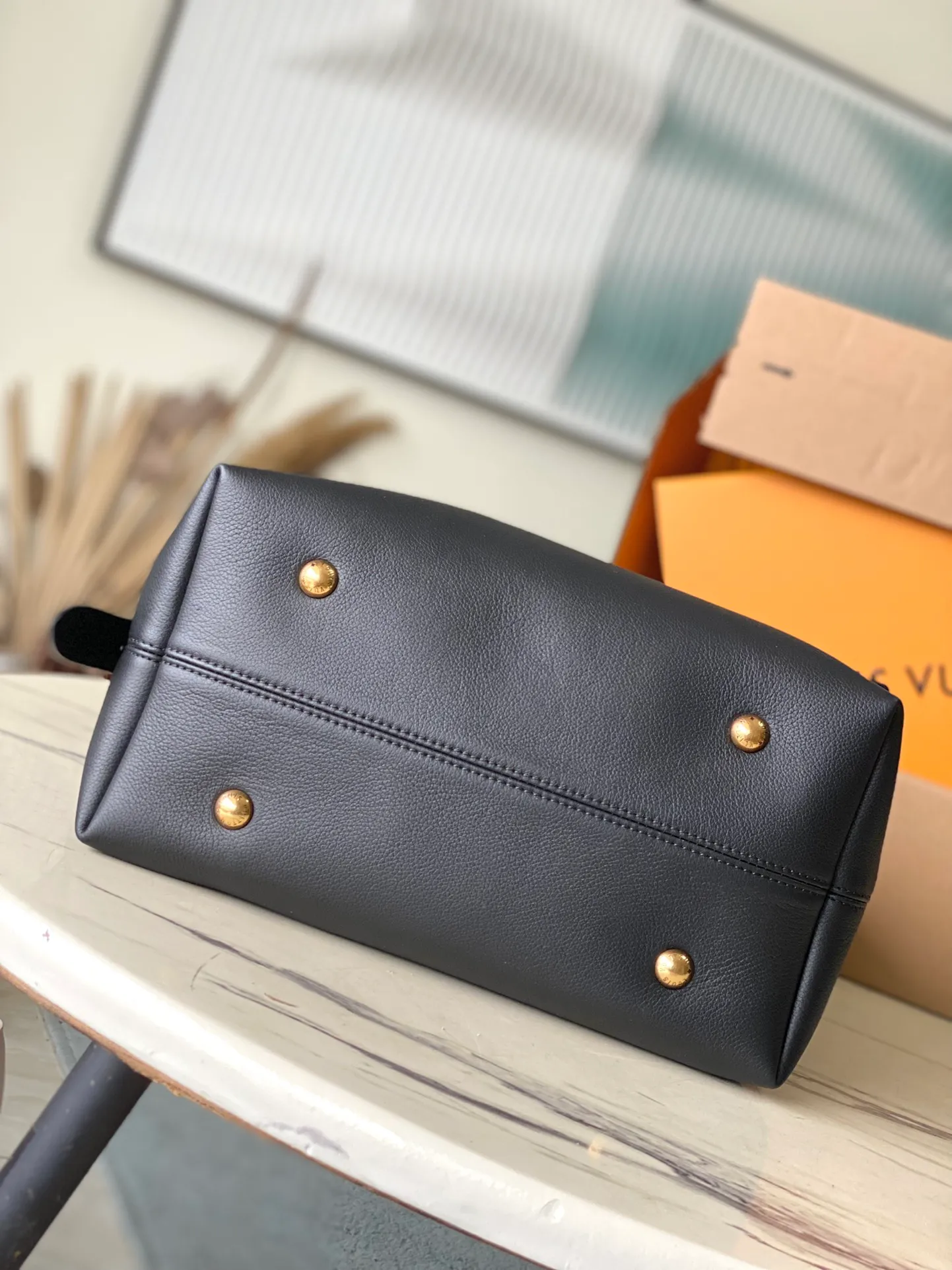 💰1160 (top layer leather) top original order M24856 black. Support counter inspection. Photos taken of duty-free goods are consistent with the product without unpacking. This product is an exclusive duty-free product in the market and is the highest-end product. Inspection is supported. This product has passed strict inspection and is flawless. Please wear gloves when touching the product. This product is not returnable or exchangeable. Please confirm the product first and then remove the label on the handle. This product is temporarily not open to the public, only regular customers, and is in short supply. Dimensions: 31 x 35 x 18 cm