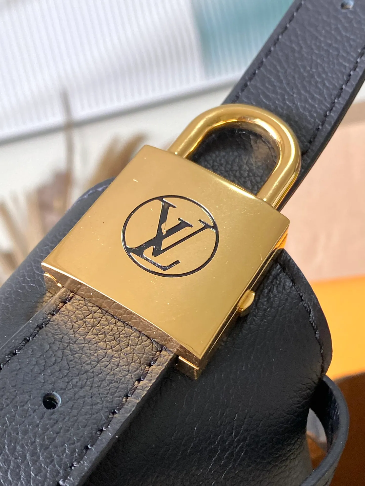💰1160 (top layer leather) top original order M24856 black. Support counter inspection. Photos taken of duty-free goods are consistent with the product without unpacking. This product is an exclusive duty-free product in the market and is the highest-end product. Inspection is supported. This product has passed strict inspection and is flawless. Please wear gloves when touching the product. This product is not returnable or exchangeable. Please confirm the product first and then remove the label on the handle. This product is temporarily not open to the public, only regular customers, and is in short supply. Dimensions: 31 x 35 x 18 cm