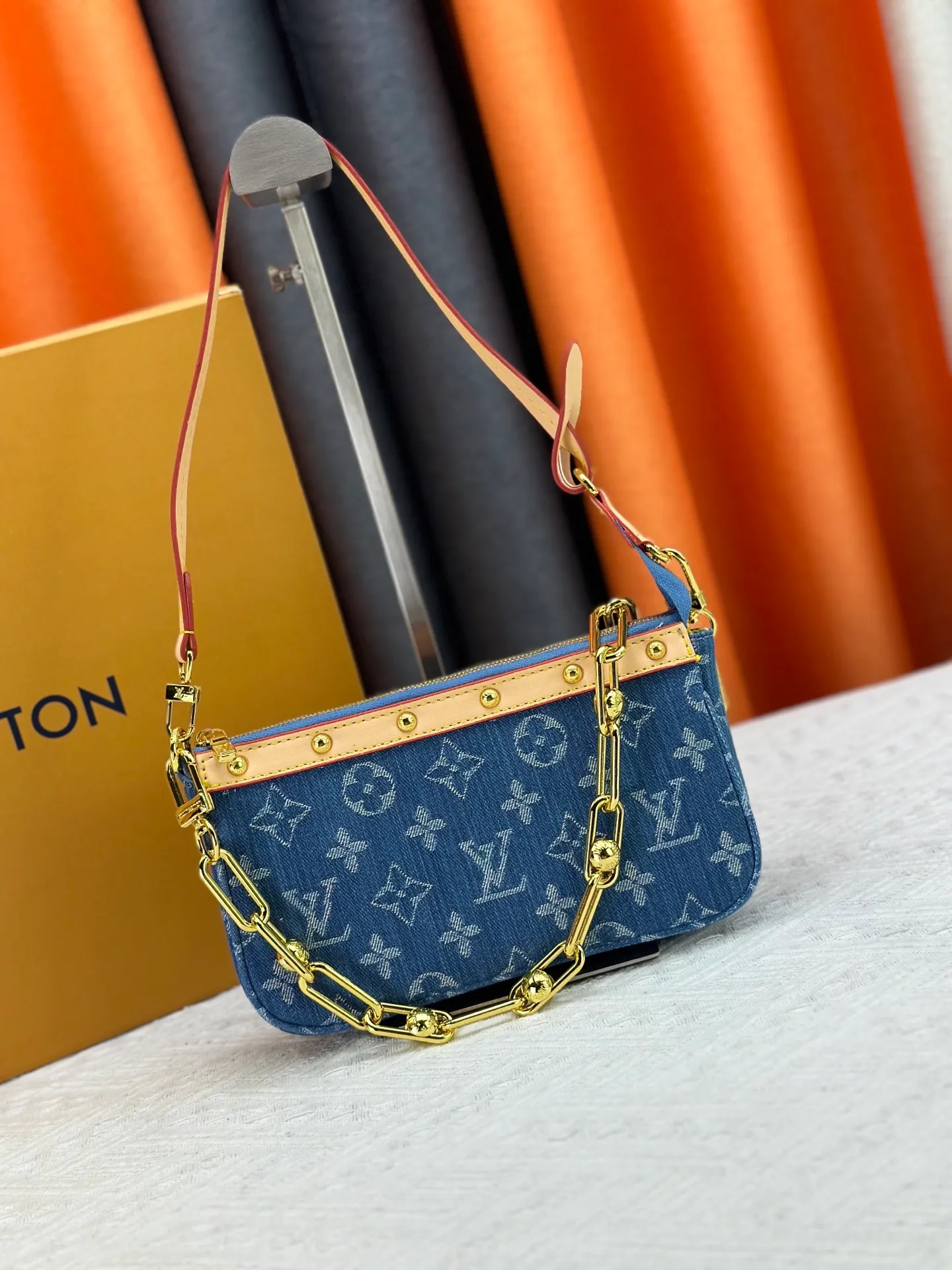 P230 M13404 Denim Denim This Pochette Accessoires handbag is made of coated canvas and uses colorful Monogram patterns to interpret the smart style of the Louis Vuitton x Murakami cross-border collaboration series. Calf leather trim and dazzling hardware add to the sophisticated details, while the detachable shoulder strap and chain provide flexible carry. Size: 22x13x4cm