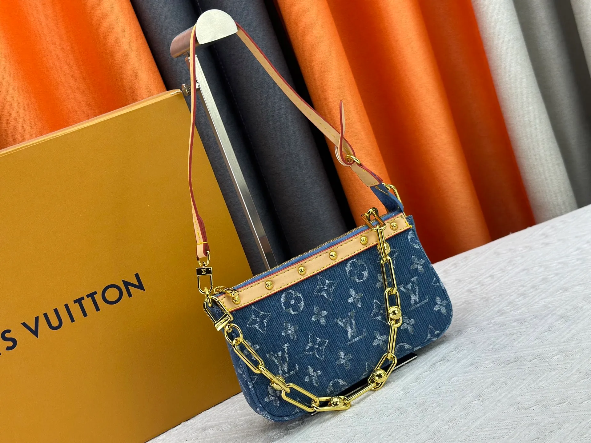 P230 M13404 Denim Denim This Pochette Accessoires handbag is made of coated canvas and uses colorful Monogram patterns to interpret the smart style of the Louis Vuitton x Murakami cross-border collaboration series. Calf leather trim and dazzling hardware add to the sophisticated details, while the detachable shoulder strap and chain provide flexible carry. Size: 22x13x4cm