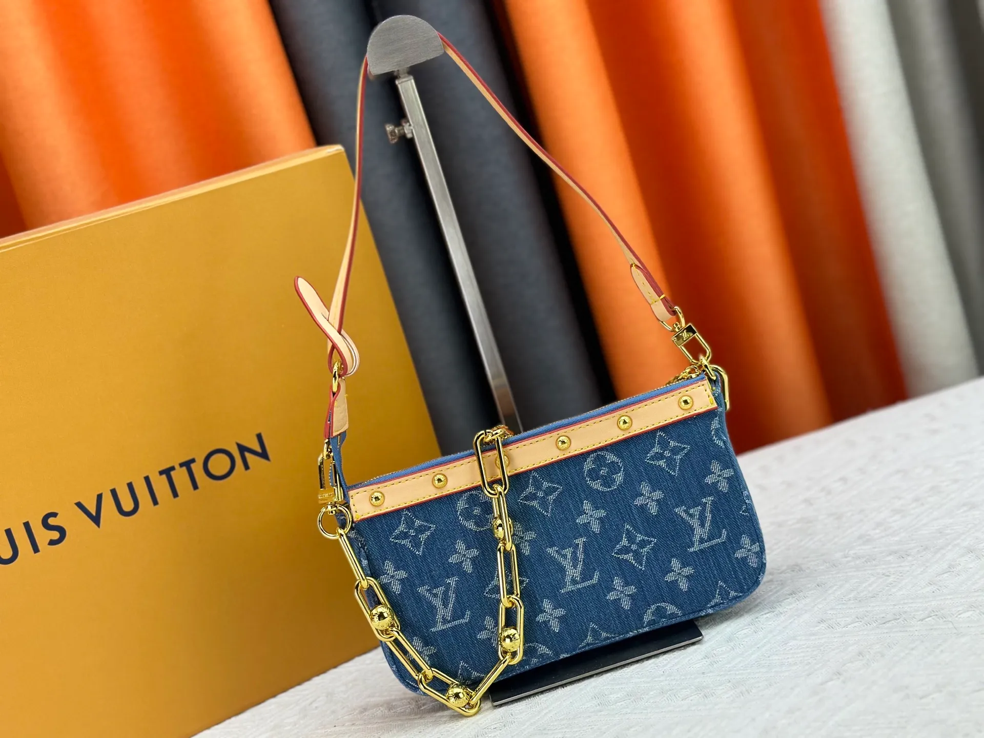 P230 M13404 Denim Denim This Pochette Accessoires handbag is made of coated canvas and uses colorful Monogram patterns to interpret the smart style of the Louis Vuitton x Murakami cross-border collaboration series. Calf leather trim and dazzling hardware add to the sophisticated details, while the detachable shoulder strap and chain provide flexible carry. Size: 22x13x4cm