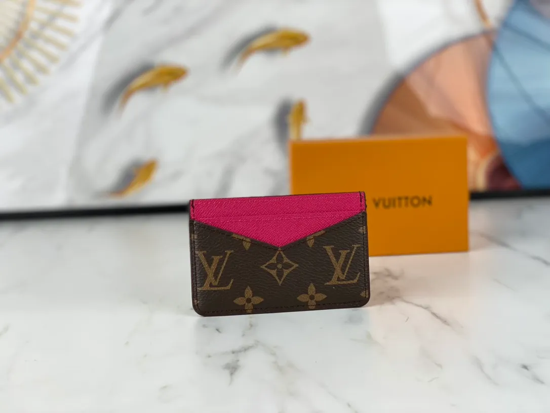 💰90💰M60166👏👏The Neo card holder made of Monogram Macassar canvas is the first choice for carrying important cards. Cowhide leather trim makes the classic Louis Vuitton pattern even more eye-catching. Dimensions: 11.0 x 7.0 x 0.6 cm